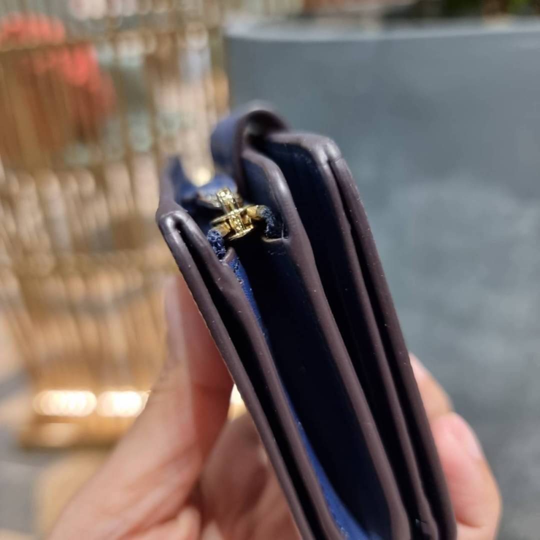 COACH C3375 MEDIUM CORNER ZIP WALLET IN SIGNATURE CANVAS WITH DAISY PRINT ดีไซน์ใหม่ล่าสุด!! คอลเลคชั่นลายพริ้นท์ เพิ่มลูกเล่นให้กระเป๋าสตางค์ของคุณ กับกระเป๋าสตางค์ใบกลาง ขนาดกำลังเหมาะมือ วัสดุหนังแคนวาส ดูแลรักษาง่าย มีช่องใส่บัตรและธนบัตรครบ และช่องซิ