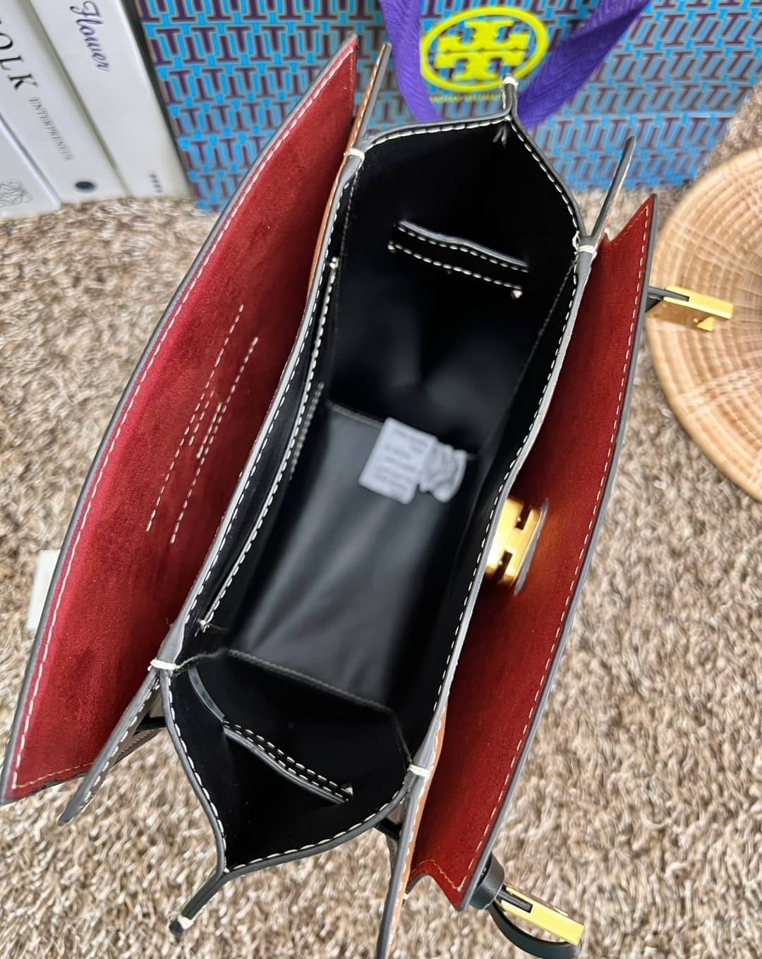 Large TORY BURCH LEE RADZIWILL PEBBIED BAG ((139014)) เป็นรุ่นที่สวย หรู น่าใช้มากๆค่ะ! ลุคหรูดูดีมากๆ กับกระเป๋าสะพายข้างจากTB ใบใหญ่