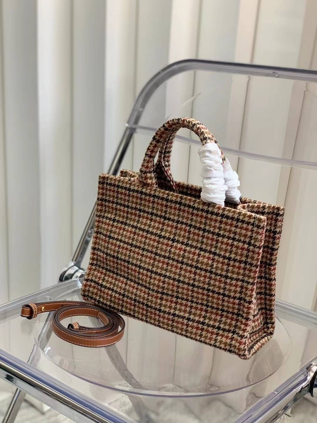 CELINE CABAS THAIS IN TWEED AND CALFSKIN MULTICOLOR / Celine Tote bag รุ่นใหม่ล่าสุด! CELINE MINI CANVAS BAG กระเป๋าผ้าลายสก๊อตสุดเก๋ รูปทรงสวย ขนาดมินิน่ารัก ประดับโลโก้หนังด้านหน้า ช่องใหญ่ด้านในบุผ้าสีเบจ จุของได้กำลังดี