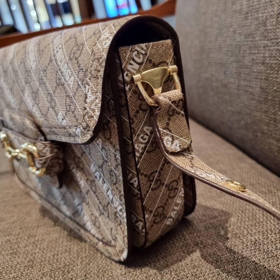 GUCCI x Balenciaga Horsebit 1995 รุ่นเด็ดสุด!! ฮ็อตสุด!! ที่ไม่ว่าใครก็ต้องรอคอย กับโปรเจคสุดเลิศ Balenciaga × Gucci strap shoulder bag กระเป๋าสะพายไหล่/สะพายข้าง ดีไซน์ใหม่ที่คอลแลบระหว่าง 2 แบรนด์สุดโต่งในเรื่องแฟชั่น รับรองความสวยไม่โป๊ะ วัสดุหนังแคนวา