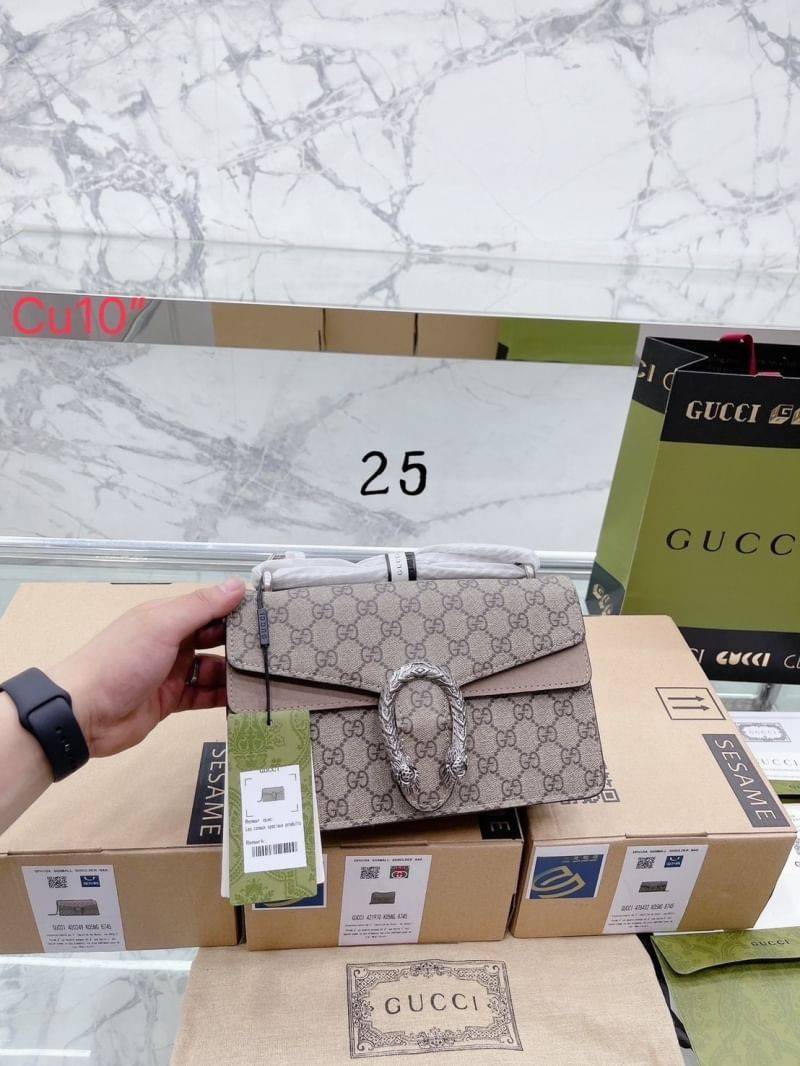 GUCCI Dionysus shoulder bag กระเป๋าสะพายดีไซส์วินเทจคลาสสิค รุ่นที่สาวๆควรไม่พลาด!! ดึงดูดและสะกดสายตาด้วยอะไหล่ดีเทลหรู สายสะพายปรับใช้ได้ 2 สไตล์ สะพายคู่ สะพายเดี่ยว ตามใจชอบ!! พร้อมเสิร์ฟให้ครบเซ็ท ในราคาที่สุดคุ้ม!!