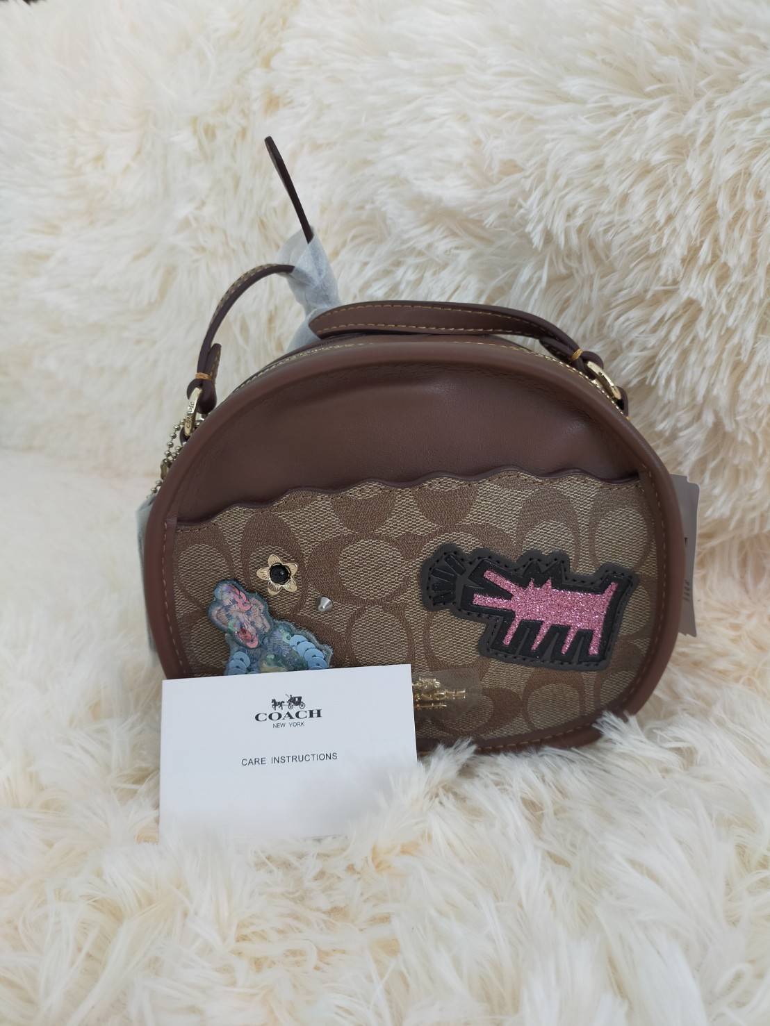 COACH KEITH HARING CANTEEN CROSSBODY IN SIGNATURE CANVAS WITH PATCHES F48730 กระเป๋าทรงกลมสุดเก๋ ไม่เหมือนใคร ตกแต่งลายให้มรความน่ารัก โดดเด่นขึ้นมา สะพายไปไหนก็สวยไม่เหมือนใคร ภายในกว้าง ใส่ของได้เยอะ กระเป๋าเปิดปิดด้วยซิป ใครย้งไม่มี รีบจับ รีบจองกันเลย