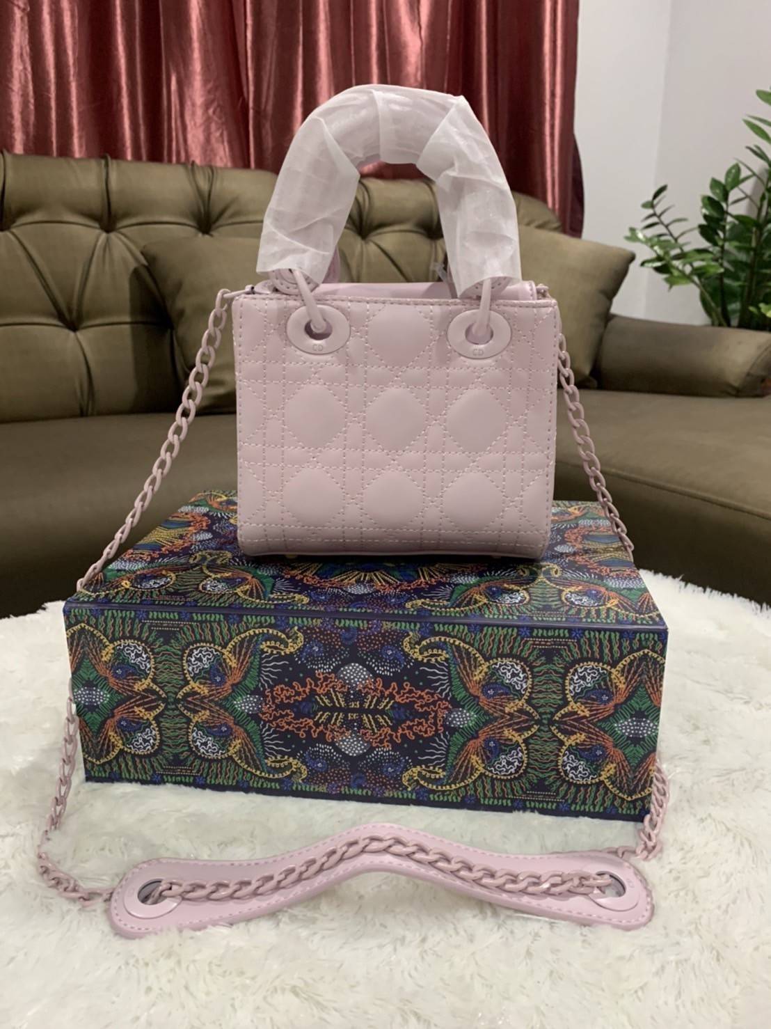 VIP 】MICRO LADY DIOR BAG Cloud ฺBlack & Pink My ABC Cannage Lambskin : VIP GIFT WITH PURCHASE (GWP) พรีเมี่ยมกิ้ฟ Limited Edition จาก DIOR DUTYFREE COUNTER ความสง่างามอีกหนึ่งรุ่นของ Dior รูปทรงสีเหลียม ขนาดกระทัดรัด อะไหล่เข้ากับสีกระเป๋า ตั้งอยู่ทรง ฐาน