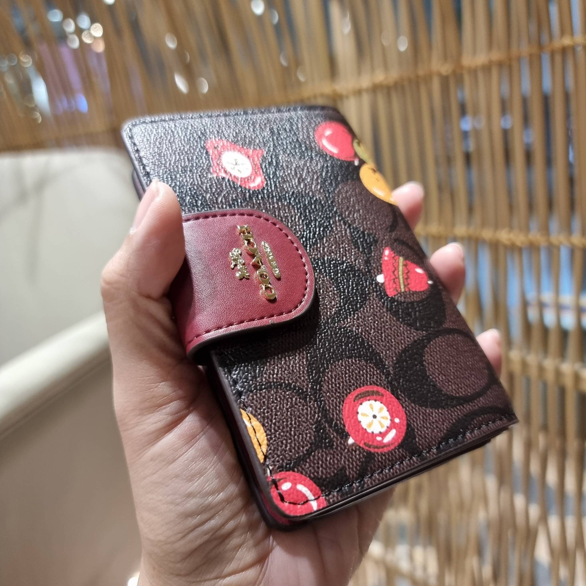 COACH C7414 MEDIUM CORNER ZIP WALLET WITH ORNAMENT PRINT คอลเลคชั่นใหม่ กระเป๋าสตางค์ใบกลาง ดีไซน์ใหม่ สุดหรู คละลายพริ้นท์เต็มใบ น่าใช้ไปอีก วัสดุหนังแคนวาสเคลือบลาย ภายในมีช่องใส่บัตร ใส่ธนบัตรได้ครบ และมีช่องซิปแยก ใบจริงสวยมากๆ แนะนำจ้า ราคาสุดคุ้มครบ