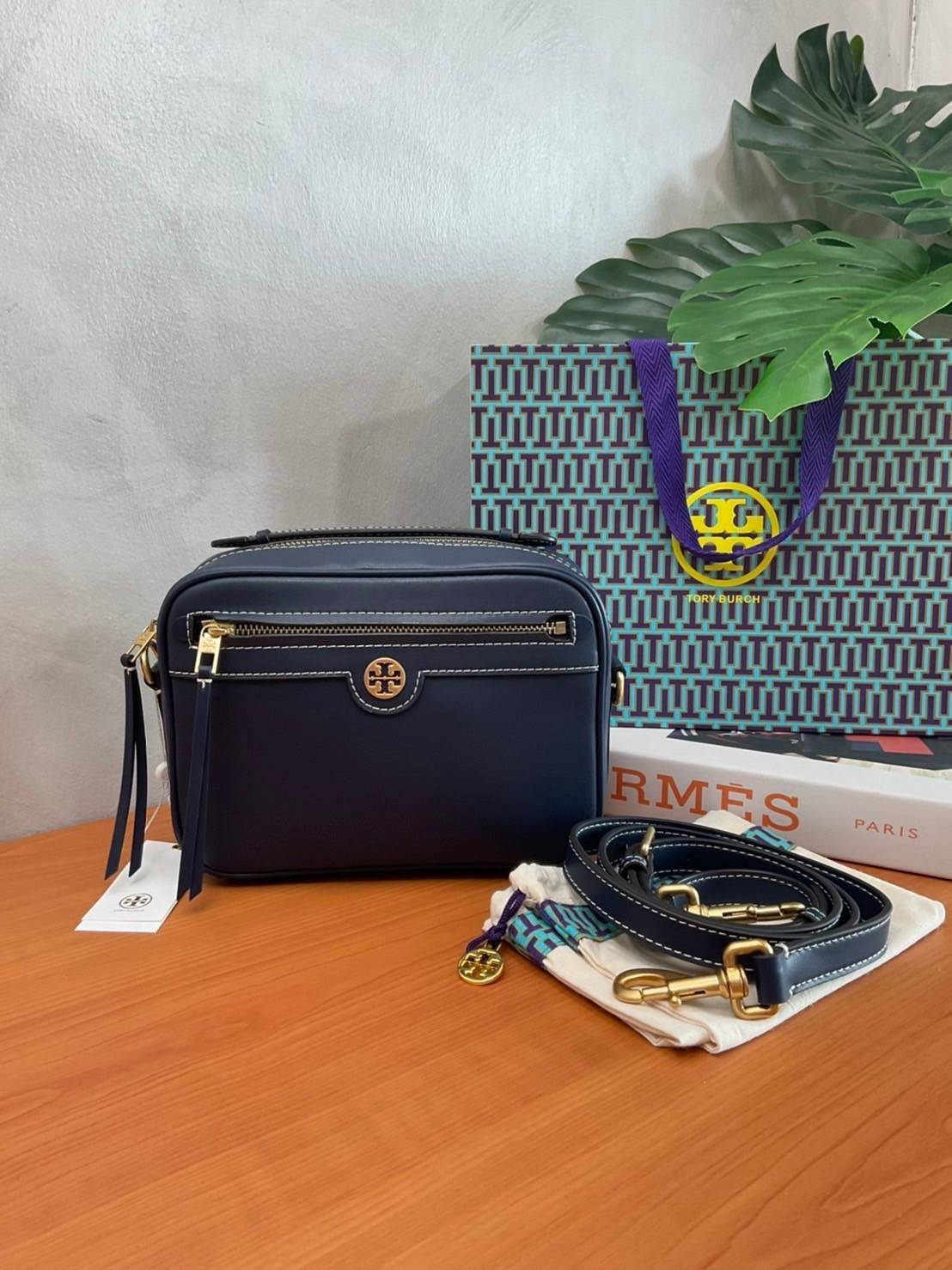 TORY BURCH T MONOGRAM JACQUARD CAMERA BAG กระเป๋าสะพาย Crossbody วัสดุหนังวัวแท้ การออกแบบเรียบง่าย ยังคงความหรูหราเอาไว้ โดดเด่นด้วยลวดลาย T Monogram มาพร้อมสายสะพายยาวแบบสปอร์ต ถอดออกได้ สายปรับระดับได้ ตอบสนองการใช้งานได้ดี มีหูหิ้วด้านบนสามารถใช้งานได