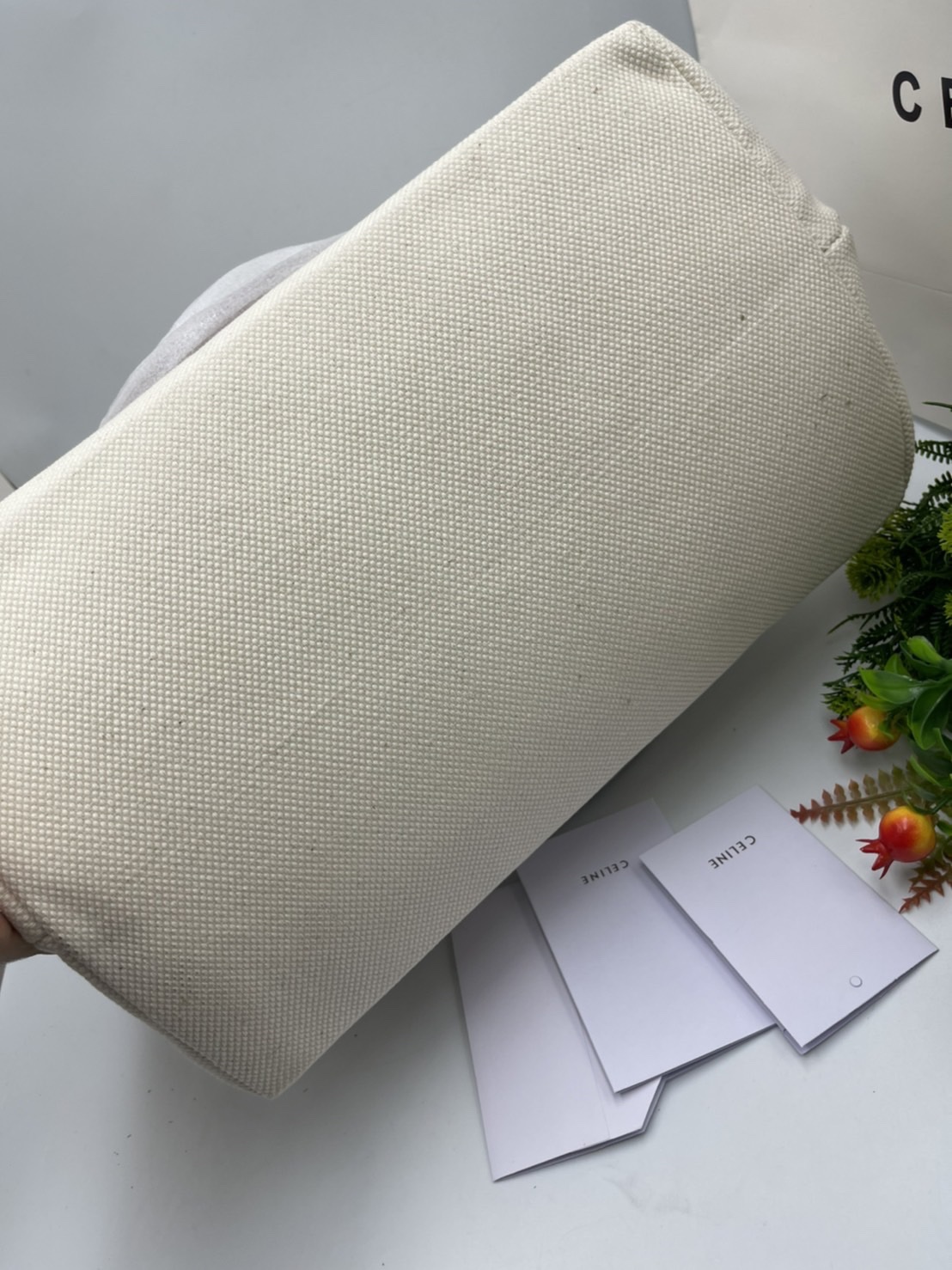 CELINE TOTE BAG กระเป๋าสะพายใบใหญ่ shopping bag ผ้าแคนวาสสายหนังสวยโทนสีคลาสสิค วัสดุ Canvas & Grained cowhide ดีไซน์ทรง Shopping ขนาดใหญ่กำลังดี เนื้อหนาแข็งแรง น้ำหนักเบา โดดเด่นที่ห้อยTagแม่กุญแจอะไหล่ทองสามารถใช้ล๊อคซิปด้านในได้ หูจับหนังสะพายไหล่ได้ 