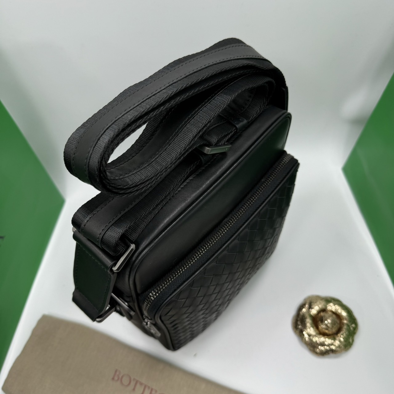 BOTTEGA Messenger Bag / BOTTEGA Crossbody Bag กระเป๋าสะพายเมสเซนเจอร์ ดีไซส์สานเป็นเอกลักษณ์ everyday look เอาใจหนุ่มๆ สวยเท่คลาสสิก