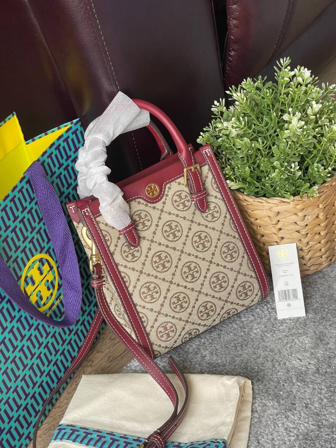 Tory burch t monogram jacquard mini tote ลวดลายT monogram ด้วยโลโก้สุดไอคอนนิคของแบรนด์ โดดเด่นด้วยกราฟฟิคและดีไซน์ ออกมาในหลายรูปแบบหลายคอลเลคชั่น แต่ละคอลเลคชั่นสวยหรูไม่แพ้กัน ทรงมินิโท้ท ขนาดกำลังดี ใช้งานง่าย ก็เป็นอีกหนึ่งรุ่นที่ทันยุคทันสมัยที่สาวๆ