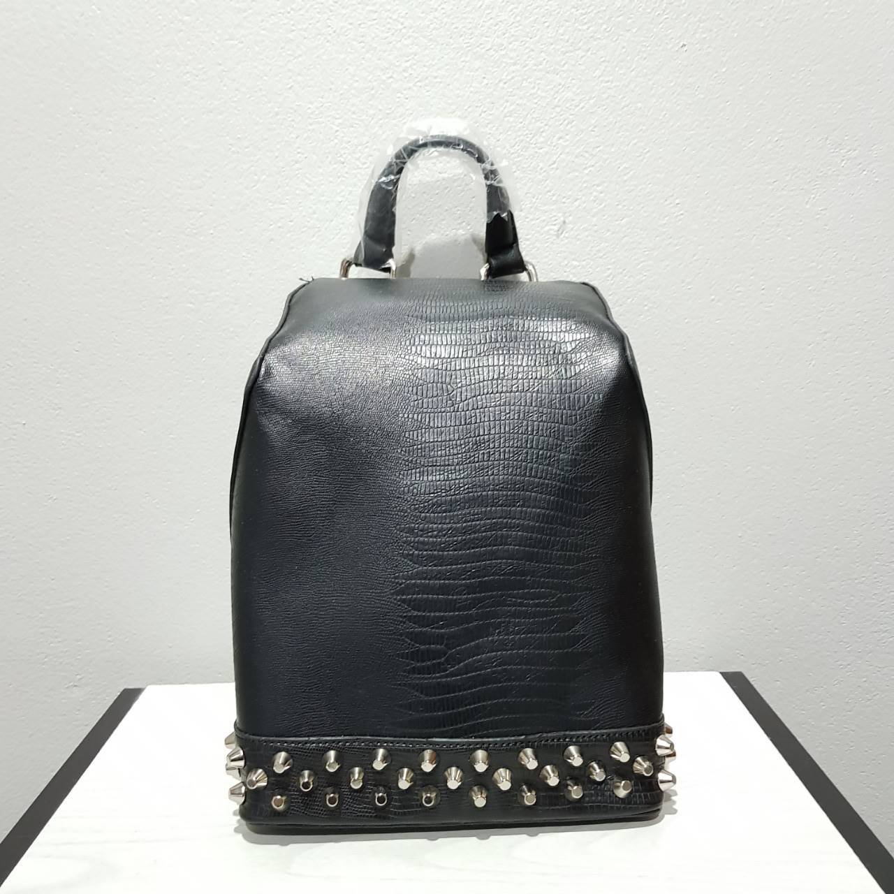 CHARLES & KEITH BACKPACK กระเป๋าเป้สพาย รูปทรงน่ารัก แต่งหมุดให้ look เท่ห์ในตัว ใส่ของได้เยอะ มีซิปเปิดปิดทั้งสองข้าง และกระดุมแม่เหล็ก สวยหรูน่าใช้มากค่ะ