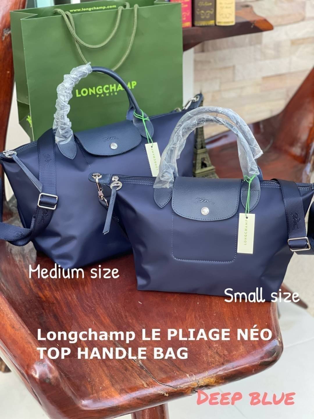 8สี พร้อมส่ง Longchamp LE PLIAGE NÉO TOP HANDLE BAG (medium size) อีกหนึ่งรุ่นยอดนิยม ที่สาวๆ ต้องมีไว้เก็บไว้สักใบ กระเป๋าโท้ทใบนี้ มาพร้อมกับสีที่มีสไตล์เรียบง่าย มีสายสะพายยาวปรับสั้นยาวได้ช่วยให้คุณสามารถสะพายไหล่ได้อย่างสบาย ในตัวสายปักโลโก้อันเป็นสั