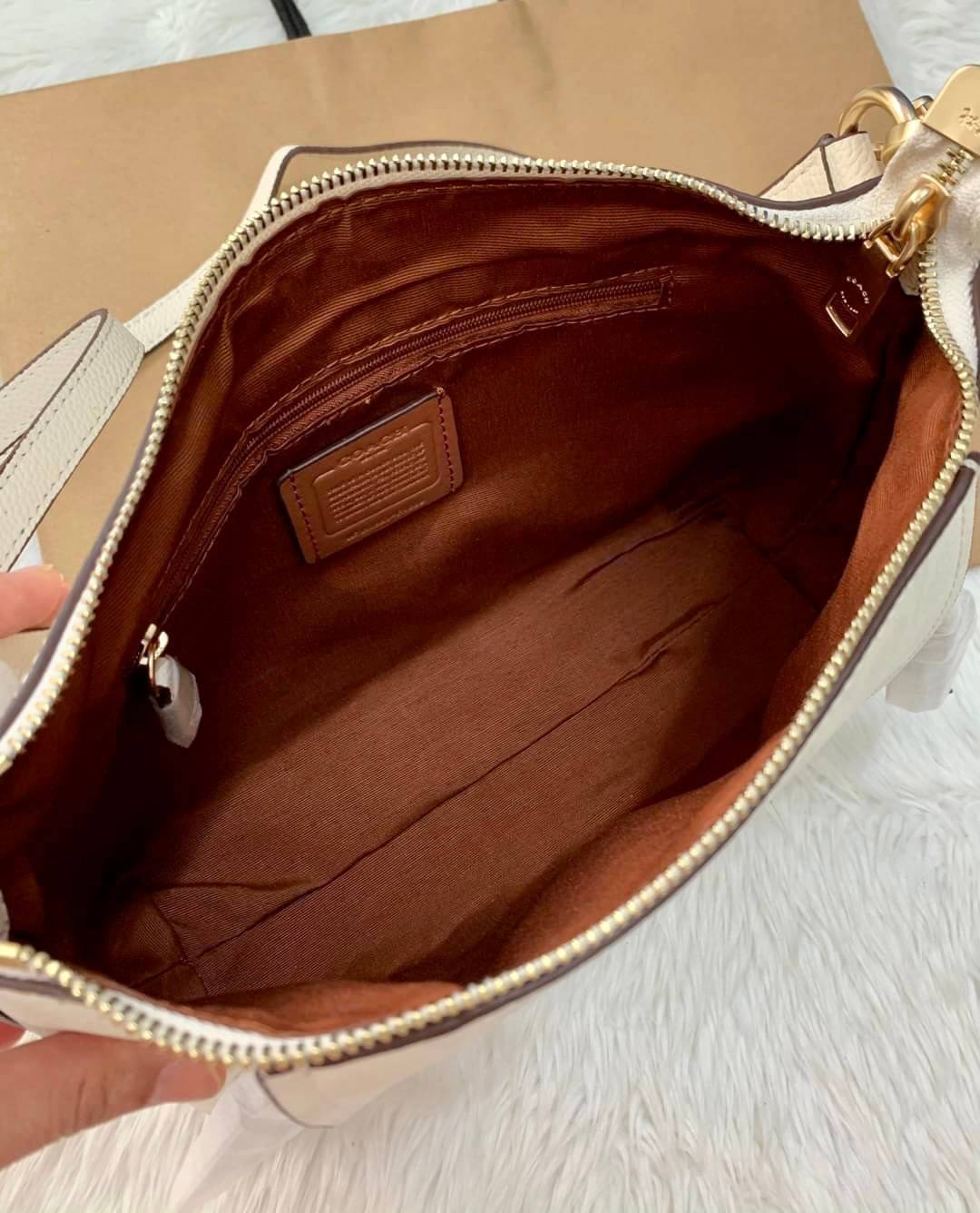 COACH SMALL MARLON SHOULDER BAG ((1600//1597)) 🌈พร้อมส่งที่ไทยอีกครั้ง ตามคำเรียกร้อง ห้ามพลาด! กระเป๋าหิ้ว//คล้องไหล่//สะพายข้างได้ หนังแท้ ทรงสวยมากค่ะ ด้านหน้ามีช่องซิปซ่อนแบบหนังห้อยให้2ช่อง ใส่ของจุกจิกค่ะ เปิดปิดกระเป๋าแบบซิป ภายในกว้างใส่ขอ