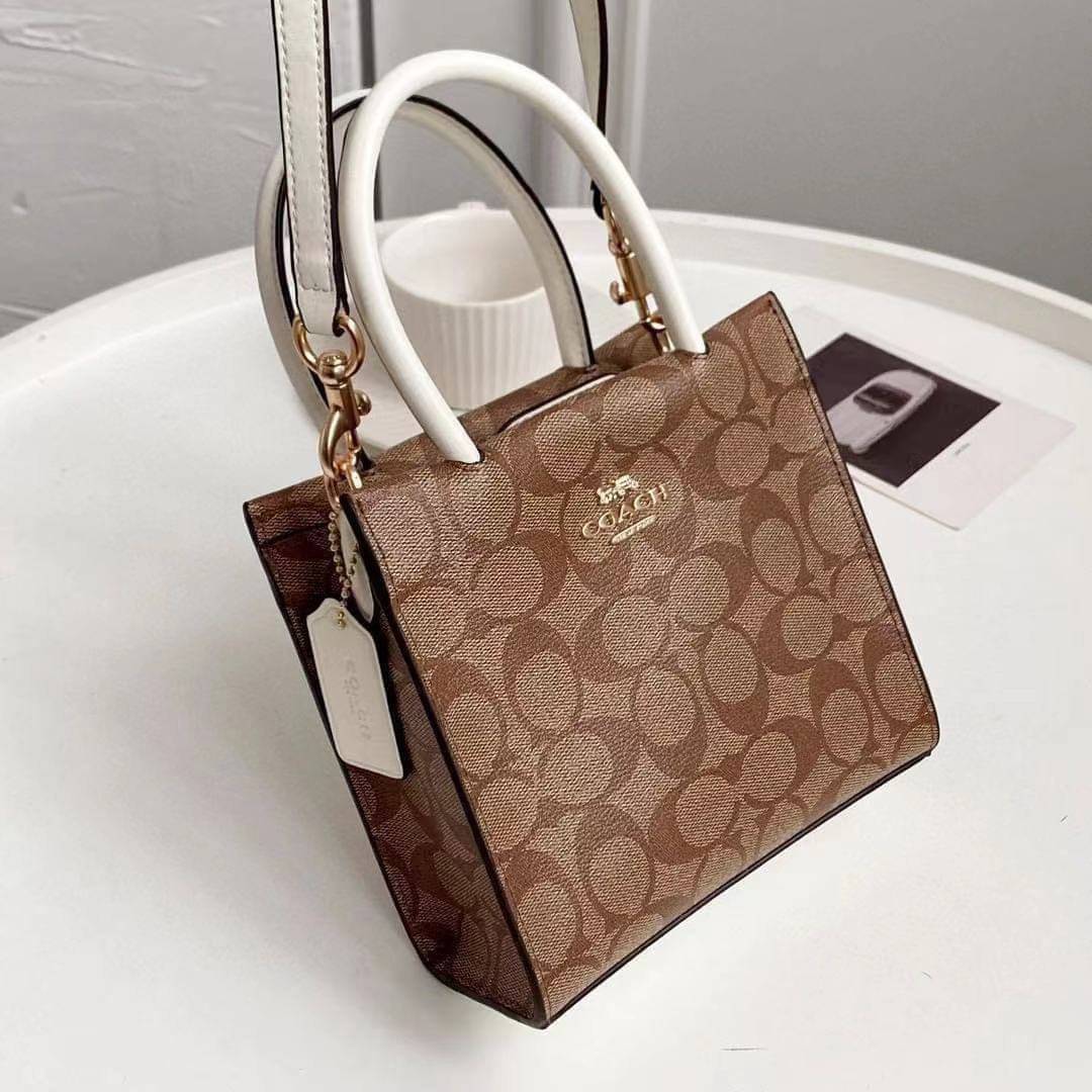 COACH MINI CALLY CROSSBODY IN SIGNATURE ((3599, 2184, 5693, 2134, 2183)) พร้อมส่งที่ไทยทันที! กระเป๋าสะพายครอสบอดี้ร์ กระเป๋าครอสบอดี้โท้ทมินิไซส์ รุ่นใหม่สุดฮอต!! ใบจริงคือน่ารักม้ากกกก!! สวยอยู่ทรง น่ารักน่าใช้ ทรงTote ปากกระเป๋าเปิดปิดแบบแม่เหล็ก ภายใน