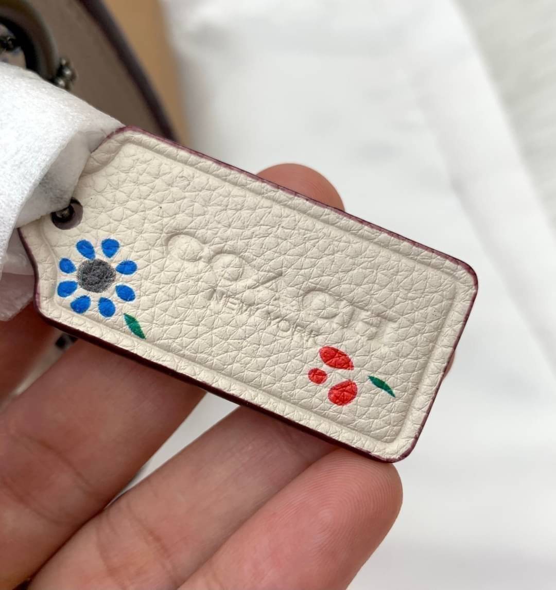 OUTLET 】รุ่นหายาก รุ่นตามหา ห้ามพลาดค่ะ! COACH TABBY FLORALPRINT ((B2081-630)) Wildflower-print Leather Shoulder Bag In White พร้อมส่งอีกครั้งค่ะ! กระเป๋าหิ้ว//สะพายไหล่//สะพายข้างได้หรือถือแบบคลัทออกงานได้เลย สุดคุ้ม! หนังแท้นิ่มอย่างดี 🌸 จุดเด่น