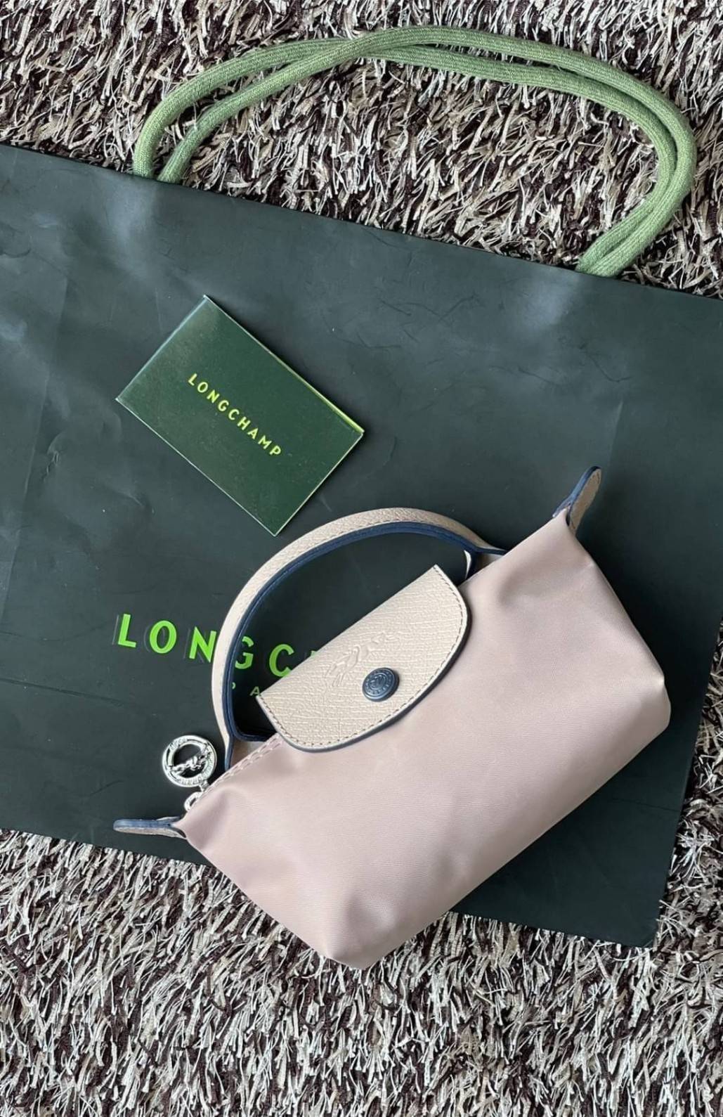 LONGCHAMP LE PLIAGE ORIGINAL Pouch with handle กระเป๋าถือขนาดมินิทรงpouch ให้ความหรูหราจาก Le Pliage (เลอ ปลิยาจ) ในขณะที่ที่ปิดแบบซิปช่วยให้คุณมั่นใจได้
