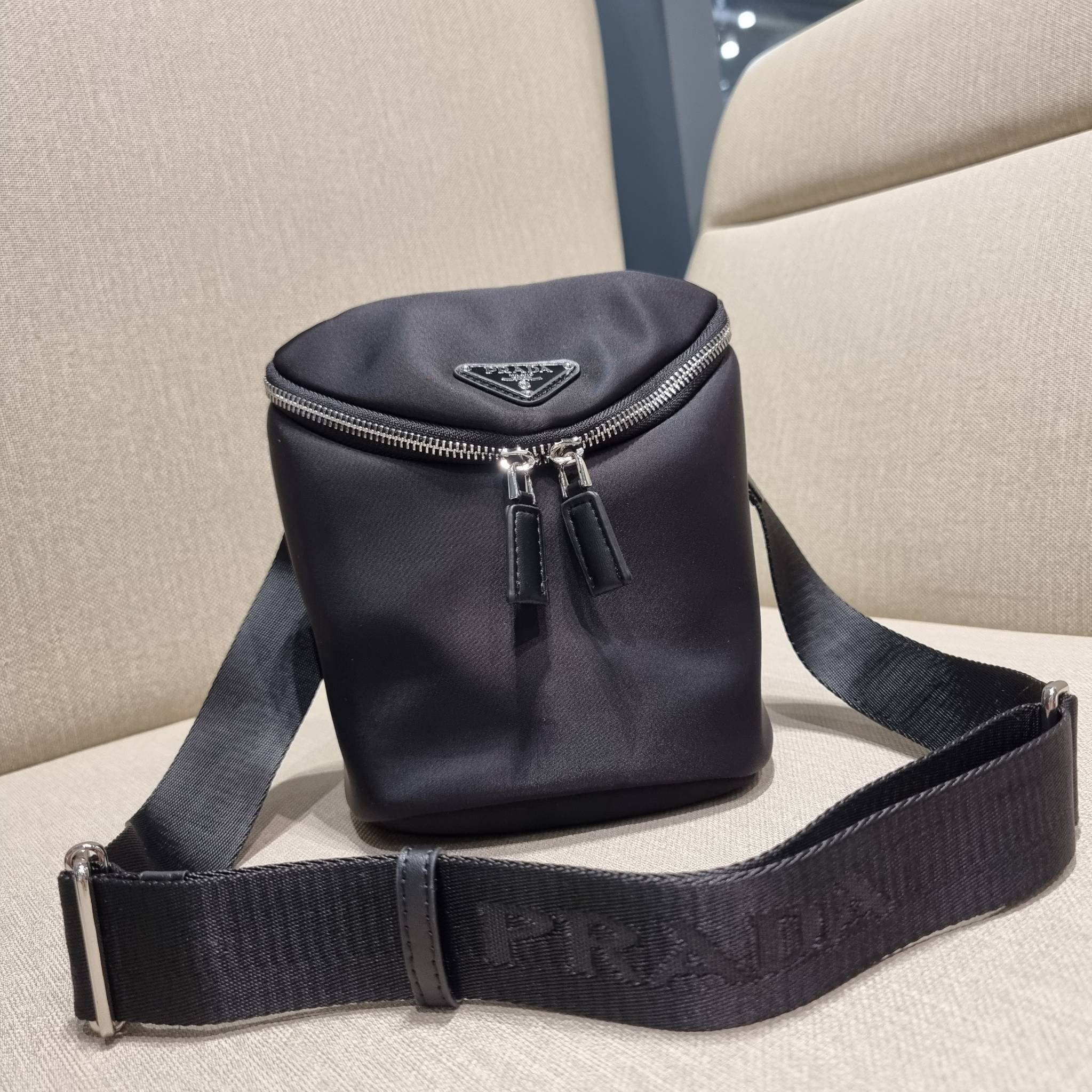 PRADA RE-NYLON AND LEATHER SHOULDER BAG ถึงเวลาของหนุ่มกันแล้ว!! ไอเท็ม best seller ที่เตรียมขึ้นแท่นรุ่นหายาก เท่ คูล ดูดี ไม่เกร่อ กระเป๋าสะพายข้าง รูปทรงเรขาคณิต ดีไซน์เรียบง่าย แต่มีความหรูในตัว วัสดุผ้าไนล่อนคุณภาพ พร้อมใบลูก ไว้ใส่เหรียญ ใส่กุญแจได้