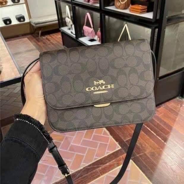 COACH BRYNN FLAP CROSSBODY IN SIGNATURE CANVAS (COACH C5633)🍁สวยหรู ทะลุ เกินเบอร์มาก//กระเป๋าสะพายข้าง หรือจะถือเป็นครัชก็เก๋แบบเลิศๆ>> มีสายยาวถอดได้ ปรับระดับได้ //วัสดุหนังแคนวาส ตกแต่งดีเทลหรูด้วยหนังแท้ และอะไหล่สีทอง งานสวย คมกริบ //เ