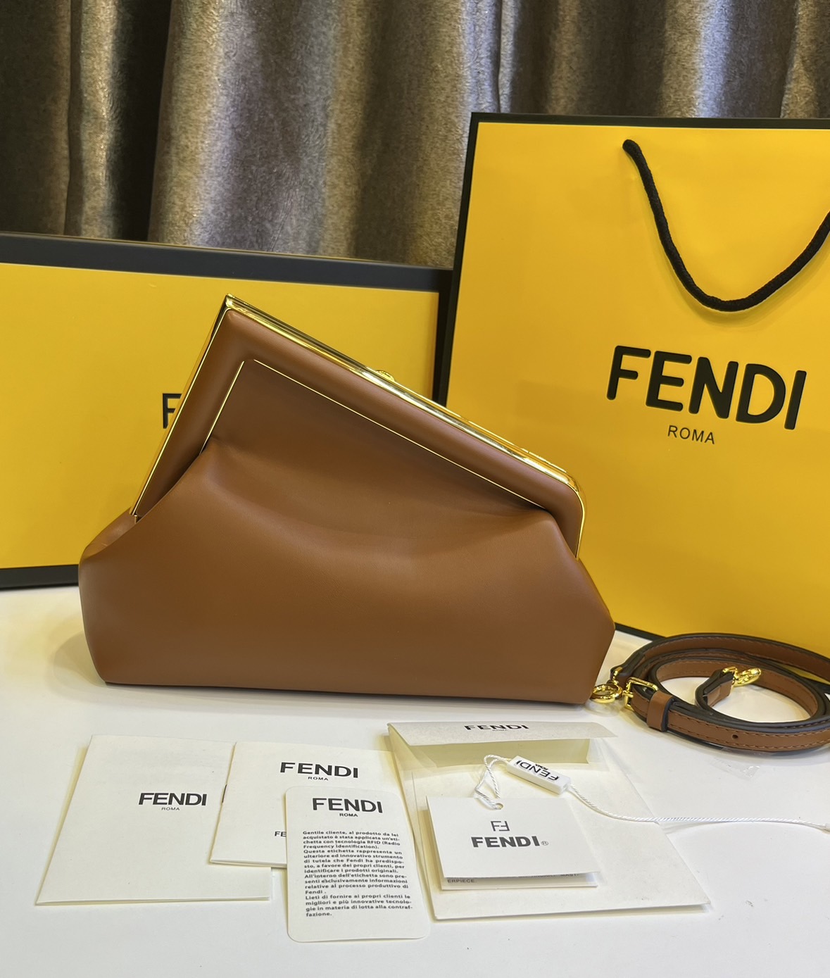 พร้อมส่ง 6 สี FENDI First Midi bag กระเป๋าทรงคลัชมาพร้อมสายสะพาย รูปลักษณ์สวยงามทันสมัย 🧡 เกรดออริจินอล 1:1 สลับแท้ ใช้งานต่างประเทศได้