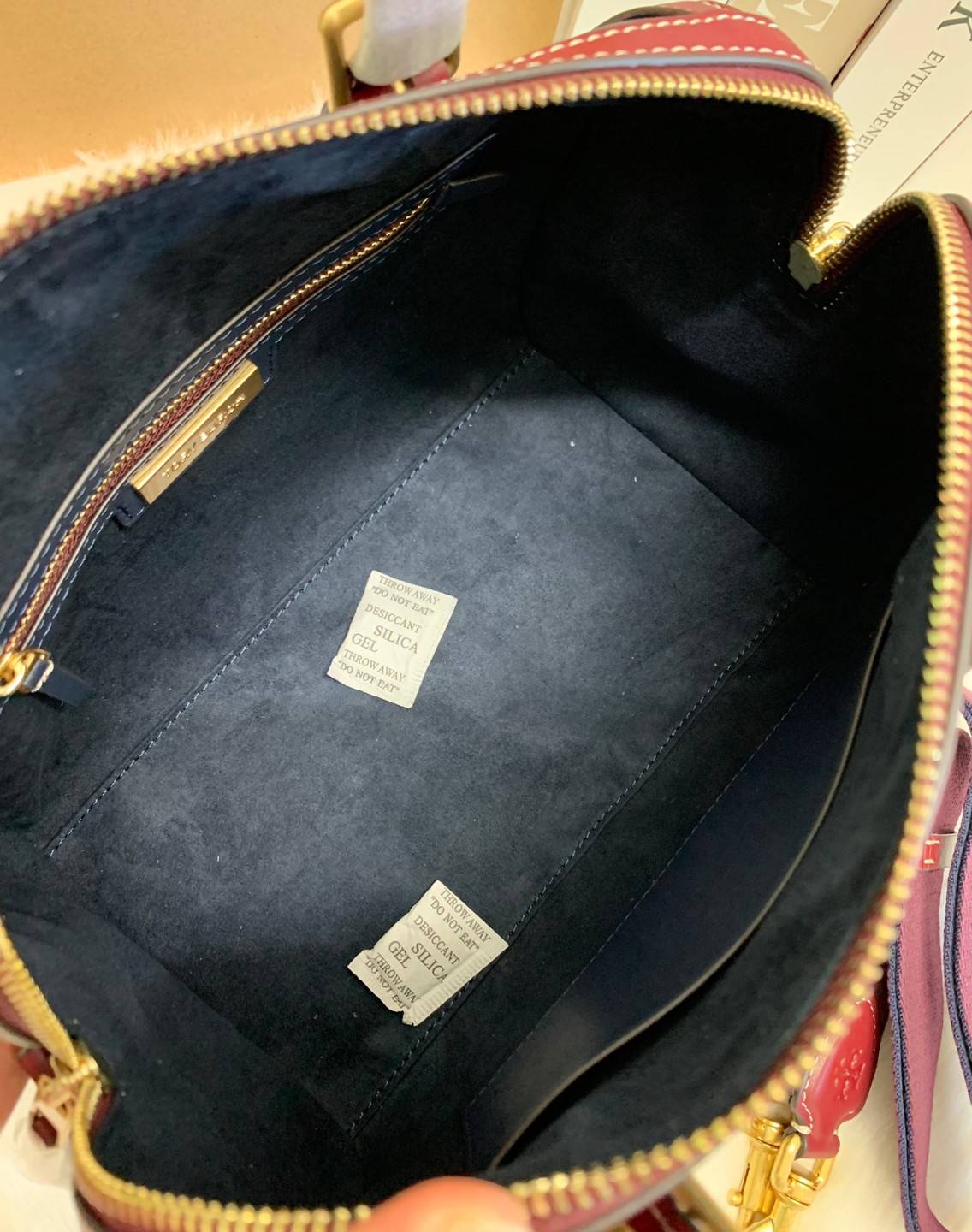 TORY BURCH T Monogram Color-block Barrel Duffle พร้อมส่งที่ไทย สวยก่อนใคร ใบใหญ่ ใส่จุไปเลยจ้าา😘 ✔️กระเป๋าทรงหมอน วัสดุหนังแท้ชั้นดีที่สุด หนังเรียบนิ่มสวย ✔️เปิดปิดกระเป๋าด้วยซิปคู่แบบมีหนังห้อย ภายในกว้างมากสำหรับไซด์นี้ หายห่วงไปเ