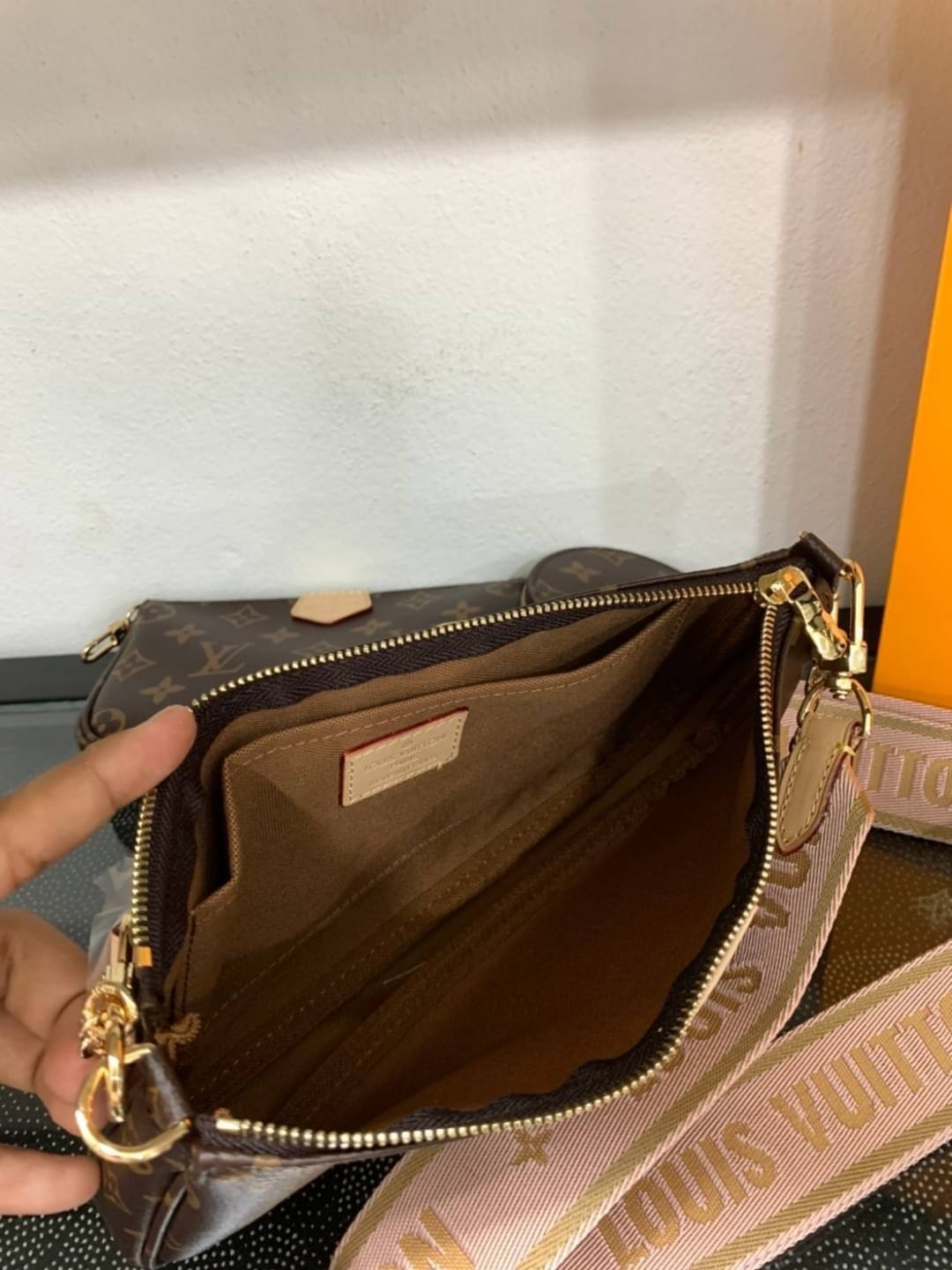 LV Multi Pochette Accessoires Monogram 3in1 เกรดออริจินอล กระเป๋าสะพายมัลติฟังก์ชั่น สุดฮอต สาวๆคลั่งกันหนักมาก ดีงาม ดีไซน์คลาสสิควินเทจ โดดเด่นด้วยดีเทลกระเป๋า 3 ใบ ขนาดกำลังสวย ประหยัดพื้นที่ เพราะเก็บแบบซ้อนใบด้านในได้ วัสดุหนังแคนวาส มาพร้อมสายคล้องโ