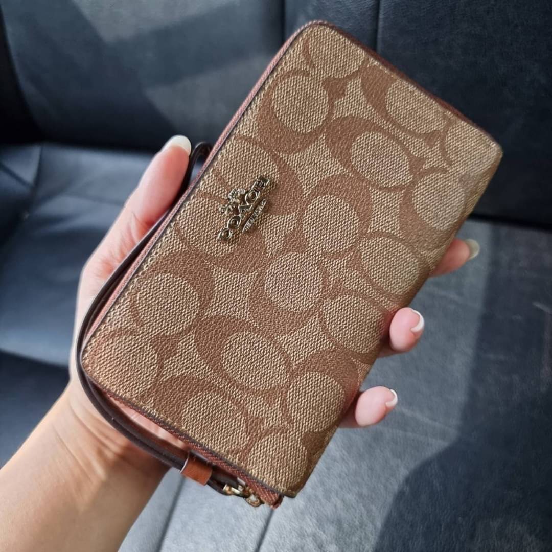 COACH F57468 PHONE WALLET IN SIGNATURE COATED CANVAS กระเป๋าสตางค์ถนอมมือถือ!! 2IN1 สุดๆ ใส่โทรศัพท์ ใส่เงิน ใส่บัตร ครบถ้วน!! จบในใบเดียวจ้า ขนาดกำลังเหมาะมือ วัสดุหนังแคนวาสเคลือบลาย คุณภาพดี สาวๆมีไว้ติดตัวสักใบ ไม่ผิดหวังจ้า