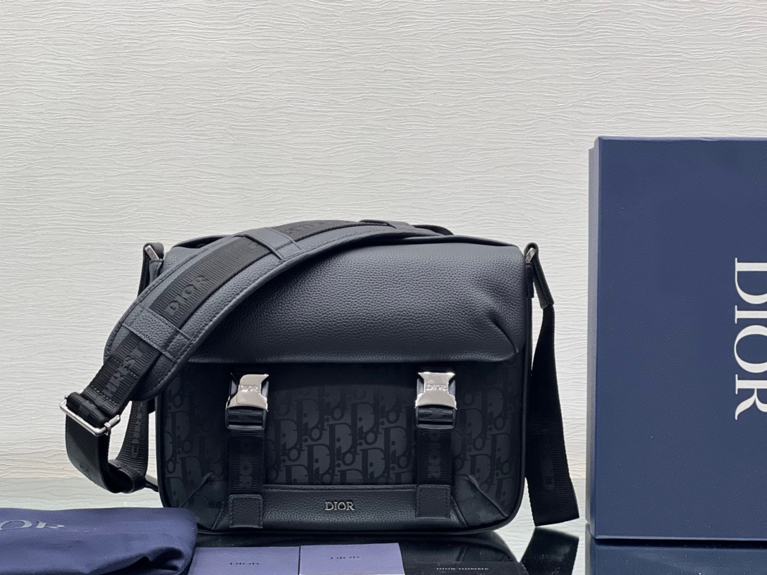 Dior Explorer Messenger Bag Black / Dior messenger bag / Dior Oblique Mirage Technical Fabric and Grained Calfskin เกรดเทพออริจินอล หนังแท้ ภาพถ่ายจากสินค้าจริง ใช้งานต่างประเทศได้
