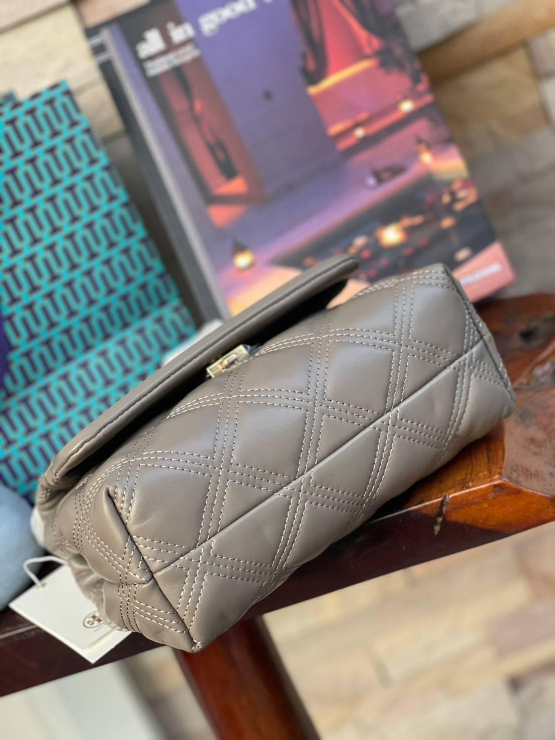 ของแท้ 💯% Tory burch Fleming Soft Small Convetible Shoulder bag กระเป๋าเฟลมมิ่ง (Fleming) สุดคลาสสิค ทำจากหนังนุ่มกับเทคนิคการเย็บแบบควิลท์ เพิ่มความเป็นเอกลักษณ์ด้วยโลโก้ลายดับเบิ้ล