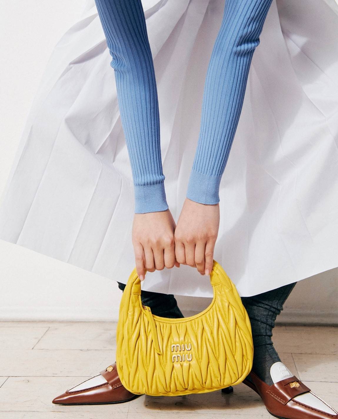 MIU MIU WANDER MATELASSÉ MINI HOBO BAG กระเป๋าถือ/กระเป๋าสะพายข้าง แบรนด์ดังจากอิตาลี ด้วยเอกลักษณ์ความโดดเด่น