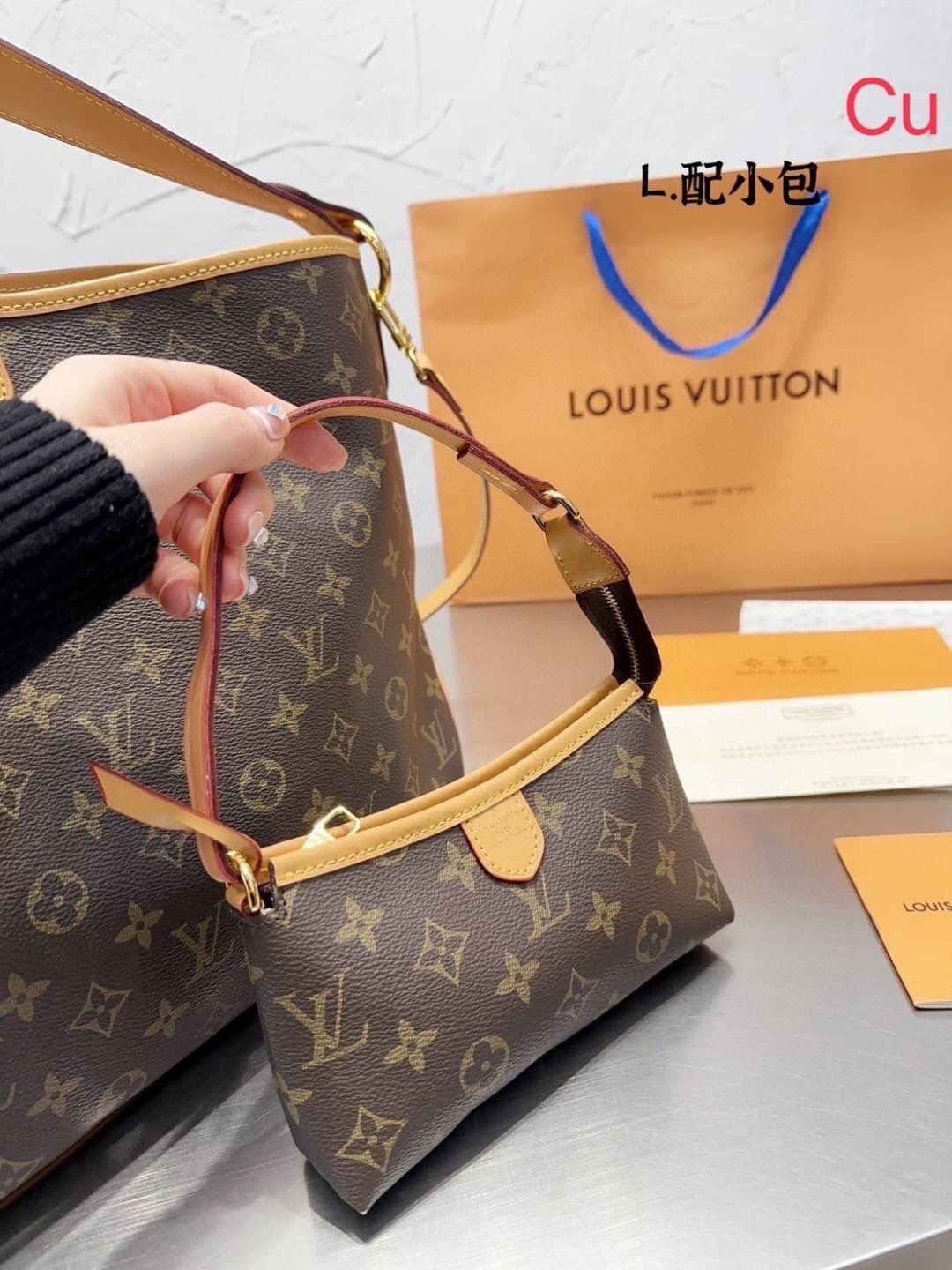 LV Monogram Delight Canvas Tote Bag กระเป๋าทรงโท้ทใบใหญ่ เอาใจสายแบกที่แท้ทรู จุของได้เยอะจุใจ แต่ยังคงความสวยคลาสสิกไม่มีเอาท์ เป็นใบโปรดที่หยิบใช้ได้บ่อย ตอบโจทย์ของใช้จริงจังทุกสิ่งอย่าง