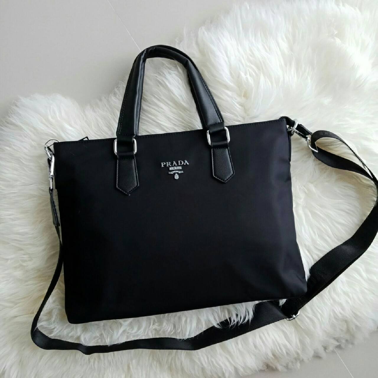 PRADA VIP GIFT NYLON HANDBAG ทรงสวย สุดคลาสสิค อยู่ทรง สวยหรูมากคะ วัสดุทำจากNylon คุณภาพดีสามารถกันน้ำได้ จะถือก็หรู จะสะพายก็ได้คะ ขนาดกลางๆ จุของได้เยอะ ใส่สมุด หนังสือ Ipad Labtop ได้สบายๆคะ ใช้ได้ทั้งคุณผู้หญิง และ คุณผู้ชายเลยคะ ดูดีมีคลาส มากๆคะ รุ