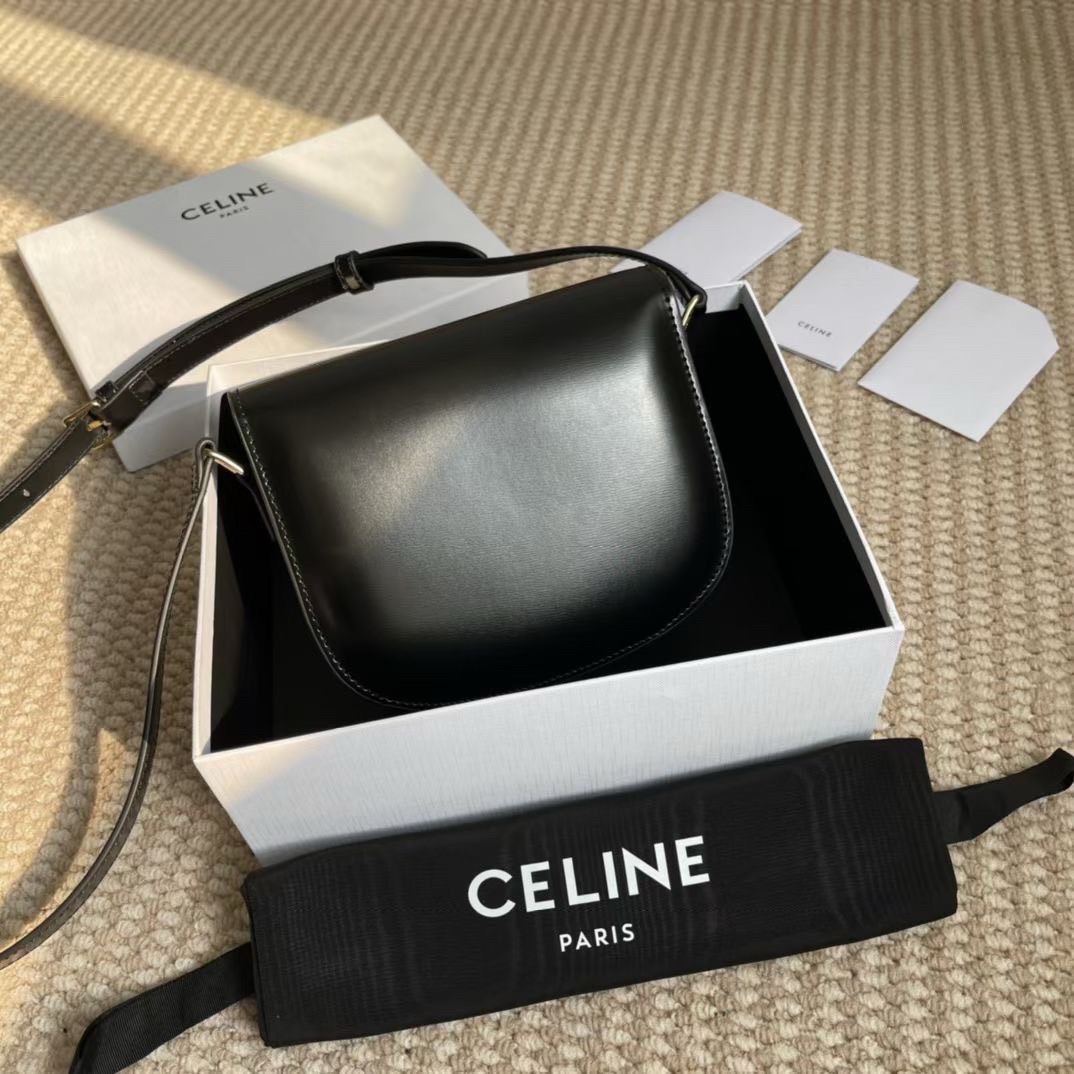 ORI หนังแท้ | CELINE BESACE CLEA IN SHINY LEATHER กระเป๋าสะพายทรงสวย โค้งมนอยู่ทรงพร้อมโลโก้หน้าสีทองสวยหรู Best item ดีไซน์เรียบหรูดูแพง ฮิตสุดในเกาหลี ใช้ได้ทั้งชายหญิง