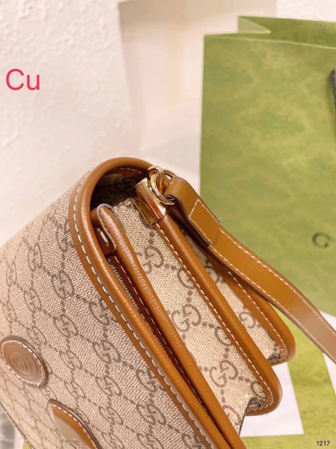 Gucci Mini shoulder bag with Interlocking G กระเป๋าสะพาย อีกหนึ่งในสัญลักษณ์ที่สำคัญของแบรนด์ วัสดุแคนวาสโมโนแกรมสวยงาม ภาพถ่ายจากงานขายจริง ใช้งานต่างประเทศได้