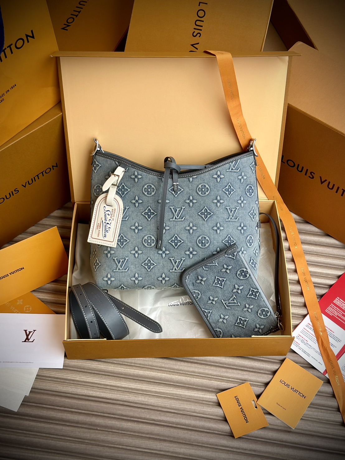 LV Carryall Denim Vintage Tote Bag กระเป๋าทรงโท้ทเดนิมสไตล์วินเทจ รุ่นใหม่ปั้มลายโมโนแกรมบนเดนิมสุดไอคอนิก ที่ใครเห็นต้องเป็นคลั่งรัก ผู้ดี หรูหราได้ทุกลุค ทุกสไตล์