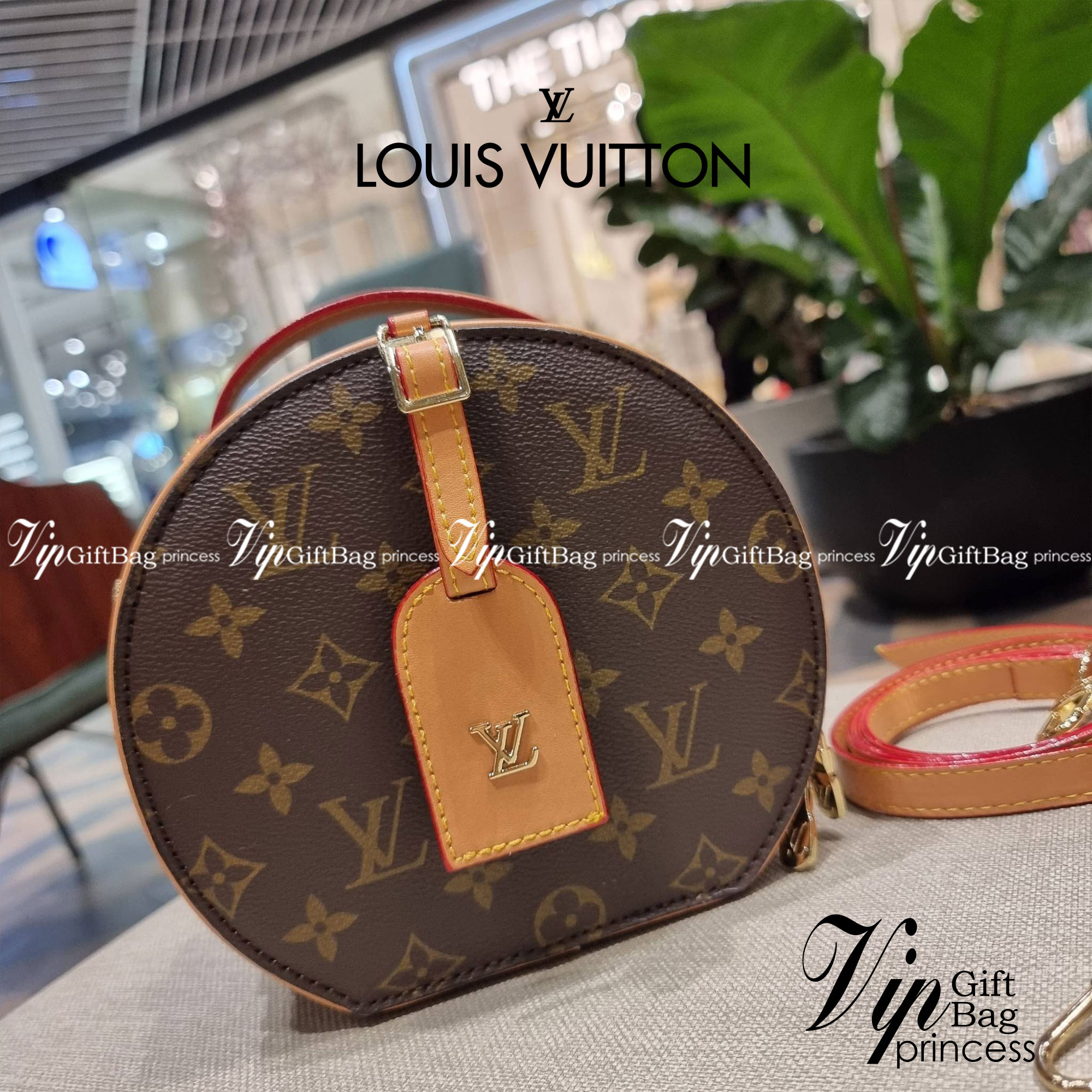 LV CROSSBODY ROUND BAG / LV BOITE CHAPEAU สุดยอดของรุ่นที่ฮิตตลอด กระเป๋าสะพาย สวยอยู่ทรง ผู้ดีมากๆ วัสดุหนังแคนวาสคุณภาพ โดดเด่นด้วยรูปทรงเอกลักษณ์ มาพร้อมแท็กหนังห้อย เพิ่มความแพงไปอีก เปิด-ปิดด้วยซิป ภายในเป็นช่องโล่ง สวยไปอีกหนึ่ง มีสายสะพายครอสให้ ปร