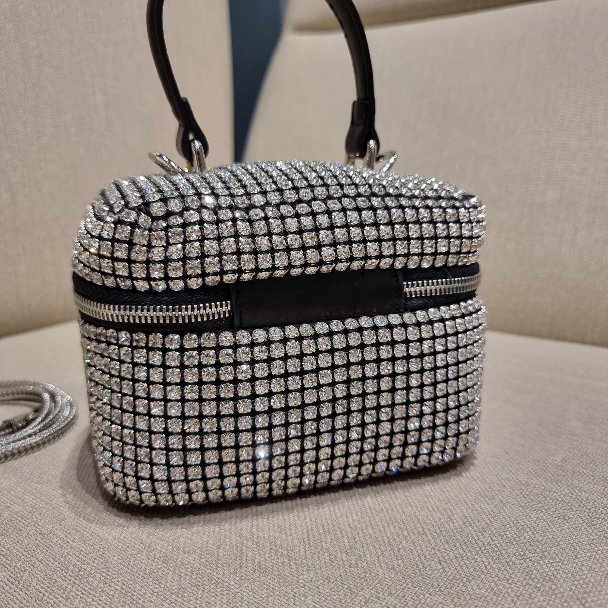 ALEXANDER WANG HEIRESS BOX BAG IN RHINESTONE MESH ใหม่ก่อนใคร กับไอเท็มสุดเอ็กซ์คลูซีฟ วีไอพีจากเคาน์เตอร์ กับกระเป๋าถือ/สะพายทรงกล่องตกแต่งพลอยเทียม หรูหรา โดดเด่น ดูแพง ด้วยการตัดเย็บเรียงร้อยลงบนตาข่ายเนื้อละเอียด ทำให้ดูดีมีราคางดงามมากๆ เปิด-ปิดด้วยซ