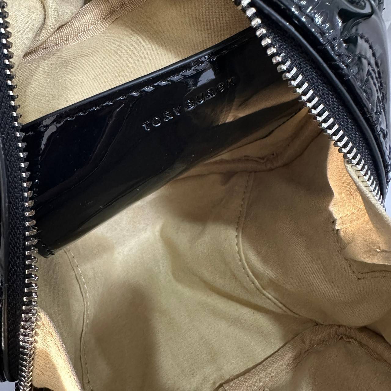 Tory Burch T Monogram Embroidered Patent Cube คอลเลคชั่นใหม่ รุ่นลิมิเต็ดรูปทรงใหม่ T Monogram สุดcube วัสดุหนังแท้ เปิด-ปิดด้วยซิป ภายในกว้าง มีช่องแยก 1 ช่อง สามารถใส่โทรศัพท์มือถือได้ทุกรุ่น สามารถถือหิ้วหรือสะพายได้ สายสามารถถอดและปรับระดับได้คะ