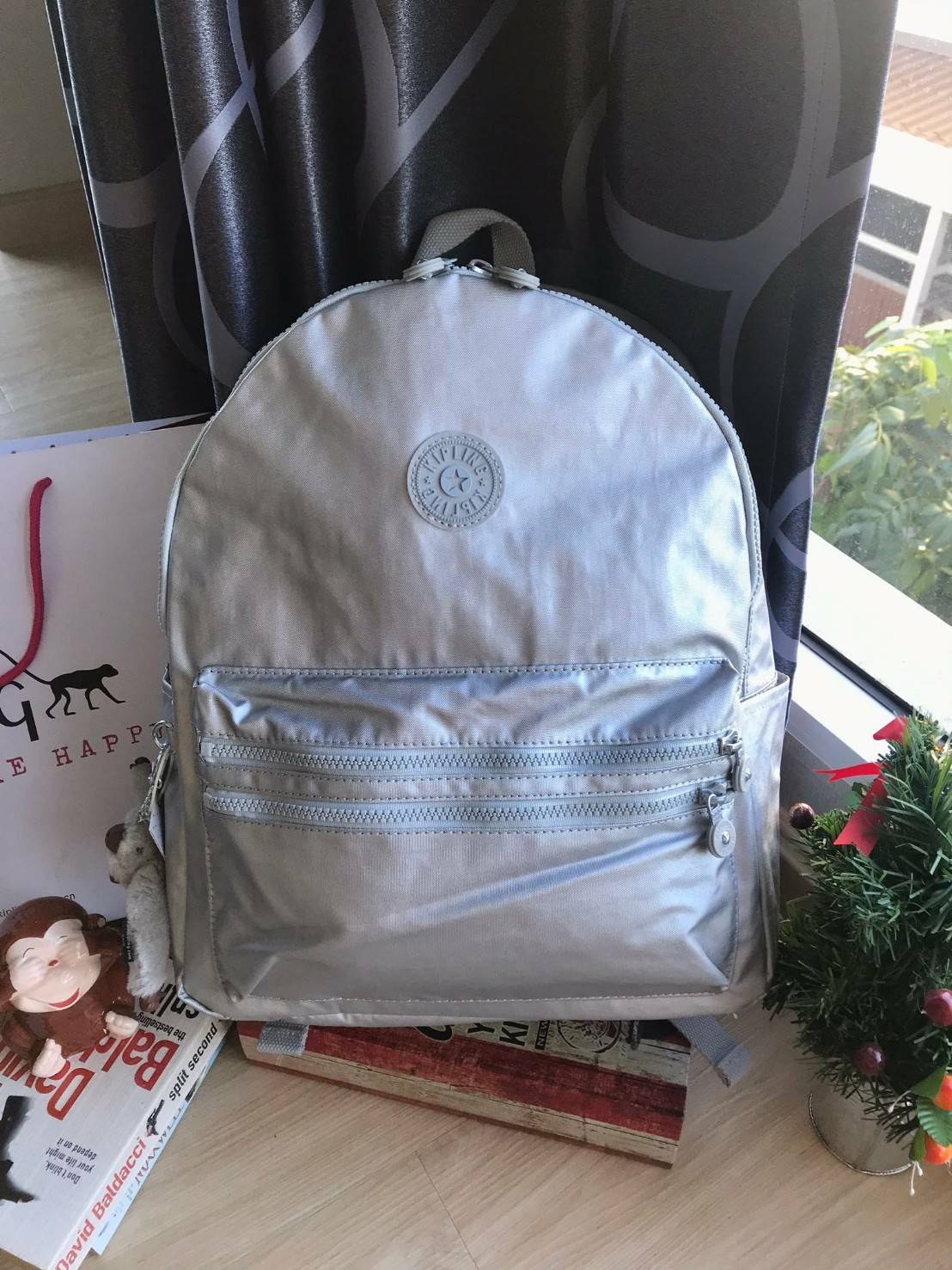 KIPLING LARGE BACKPACK WITH DOUBLE ZIPSกระเป๋าเป้จากคอลเลคชั่น Mayday วัสดุ Nylon & Polyester 100% น้ำหนักเบา ใส่ของได้เยอะแบบไร้กังวล เปิดปิดด้วยซิปคู่ ด้านหน้ามี2ช่องซิปใส่ของจุกจิกที่ต้องหยิบใช้บ่อย ใบใหญ่กับราคาเบาๆเลยคร้า!!