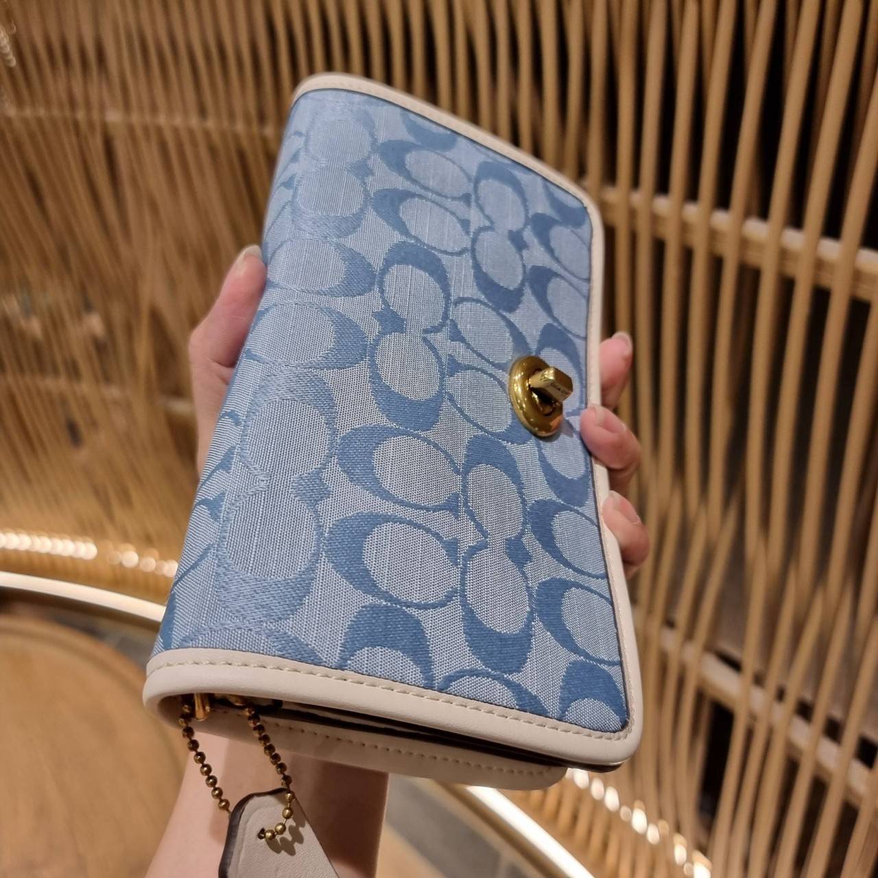COACH C3824 FOLDOVER CROSSBODY CLUTCH IN SIGNATURE JACQUARD คลัทช์เก๋ๆที่สาวๆตามหา 2IN1 ไปอีกหนึ่ง!! กระเป๋าสะพายทรงคลัชท์ ใช้งานได้ถึง 2 แบบ จะพกเดี่ยวๆแทนกระเป๋าสตางค์ หรือคล้องสายสะพายข้าง สะพายชิคๆคูลๆ ก็ได้อีก มันดีงามมากทุกสี เพราะความละมุนของผ้า ja