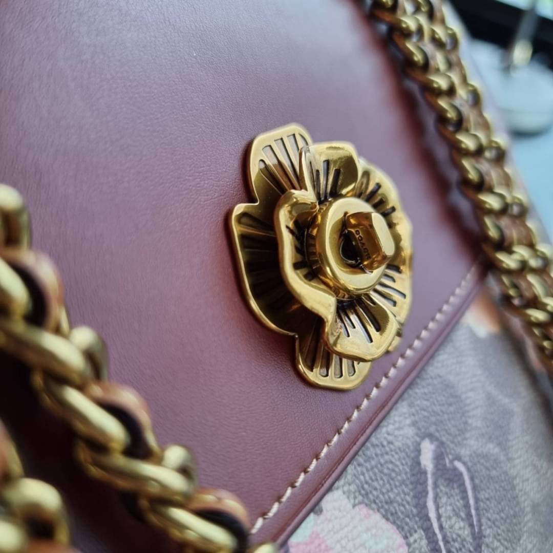 COACH 54649 PARKER IN SIGNATURE CANVAS WITH PRAIRIE FLORAL PRINT กลับมาอีกครั้ง!! กับไอเท็มสุดฮ็อต ที่สาวๆตามหากันนักหนา จัดมาแบบจุใจไปเลย ความสวยแซ่บไม่ต้องพูดเยอะ วัสดุหนังแคนวาสสลับหนังเรียบสวยคม พร้อมดีไซน์ลายดอกไม้โดดเด่น เปิด-ปิดง่ายด้วยตัวบิดล็อค ภ
