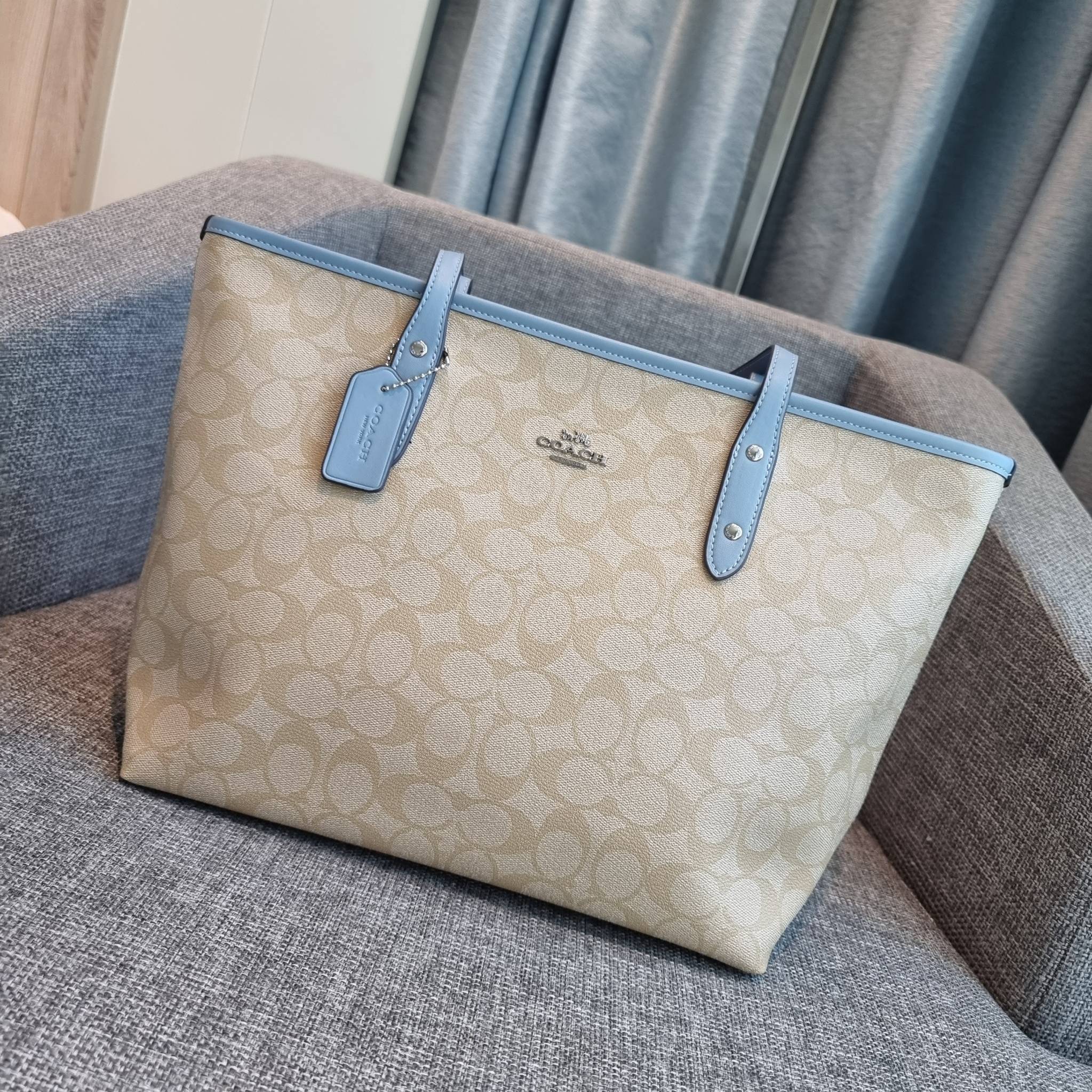 OUTLET 】COACH F58292 CITY ZIP TOTE IN SIGNATURE 16" รุ่นขายดี!! ไซส์ใหญ่ สีสวยมาให้แบบจัดเต็ม!! กระเป๋าถือทรงโท้ทใบใหญ่ สวยน่าใช้ทุกสี สะพายคล้องไหล่ได้เก๋ๆ จุของแน่นๆไปเลยจ้า!! วัสดุหนังแคนวาสคุณภาพ ปากกระเป๋าเปิด-ปิดด้วยซิป กันของหล่นได้ ถือไปไหนก็