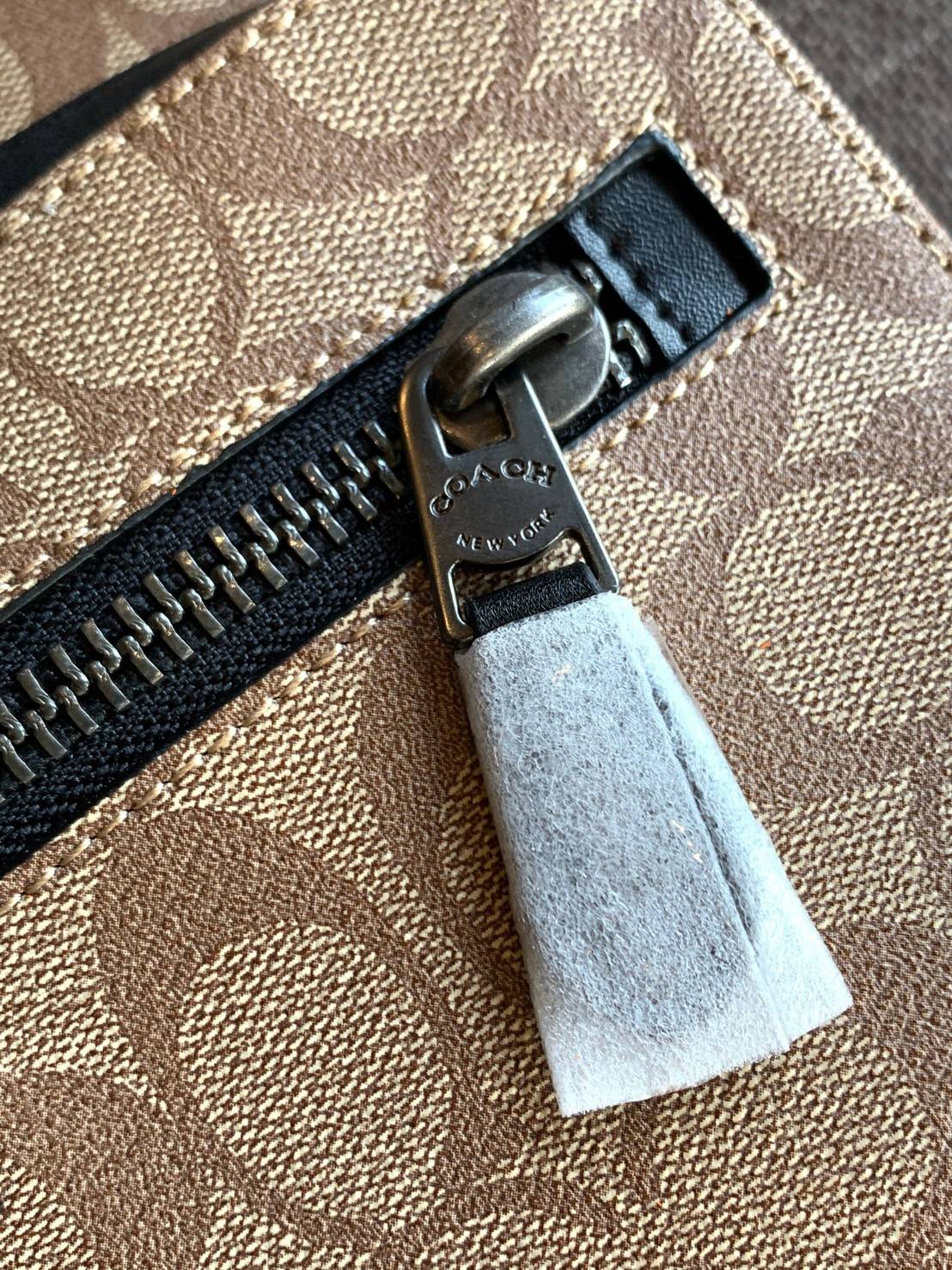 พร้อมสีออกใหม่ ห้ามพลาดค่าา!! COACH WEST CAMERA BAG IN SIGNATURE ((91485)) 🔺กลับมาตามคำเรียกร้องค่าา! กระเป๋าสะพายผู้ชาย((ผู้หญิงก็ใช่สวยทีเดียวค่ะ😘)) หนังแท้ ล่ยหนังCanvasสวยค่ะ มีช่องซิปหน้า//ช่องซิปกลางกว้าง//ช่องหลักแบบซิปคู่ ใส่สัมภาร