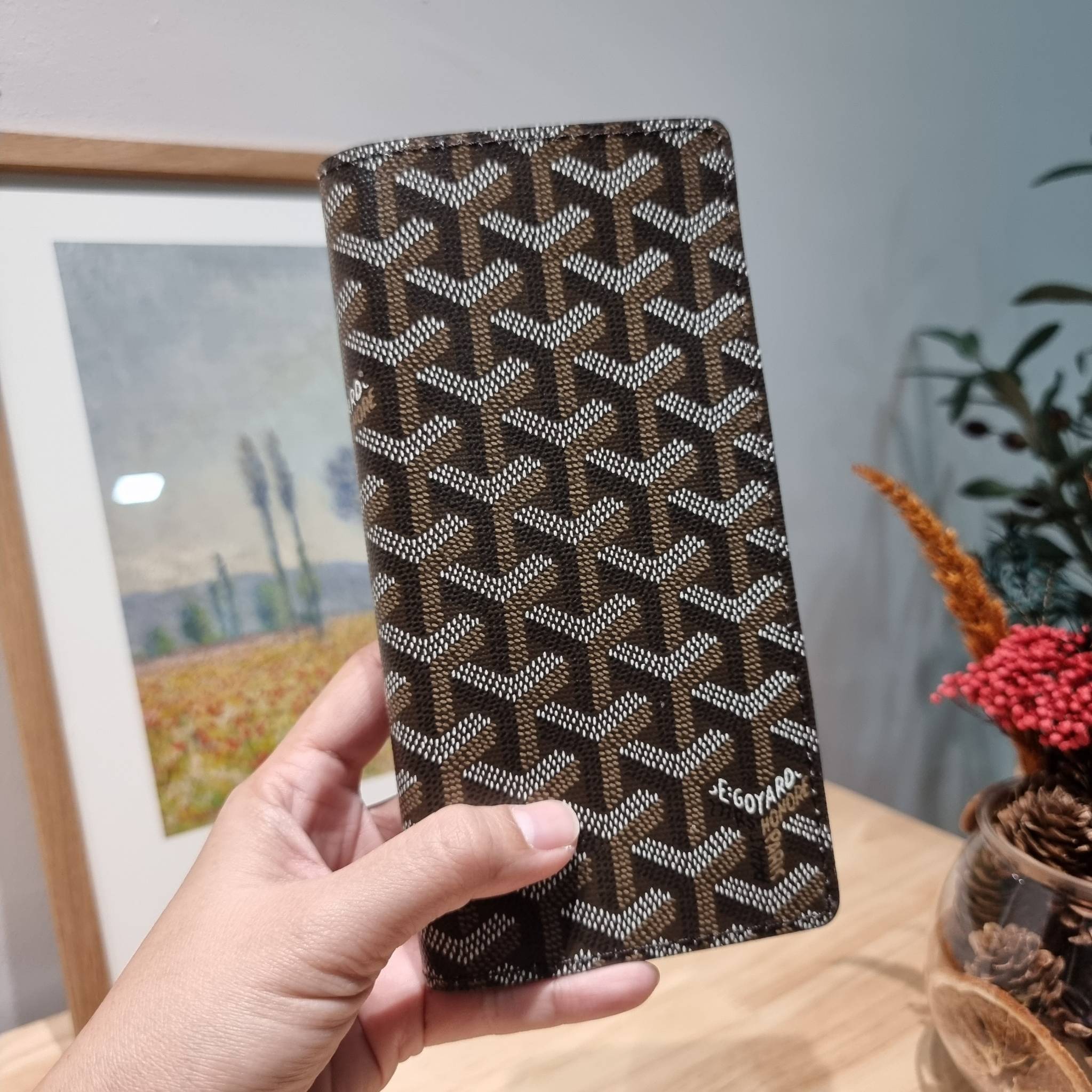 Goyard Bi Fold Long Wallet / GOYARD FLAP WALLET / Goyard Long Wallet กระเป๋าสตางค์ใบยาว รุ่น unisex ที่ใช้ได้ทั้งหนุ่มๆและสาวๆ ไอเท็มนี้ตอบโจทย์สำหรับคนที่ชอบเก็บบัตรเยอะๆ