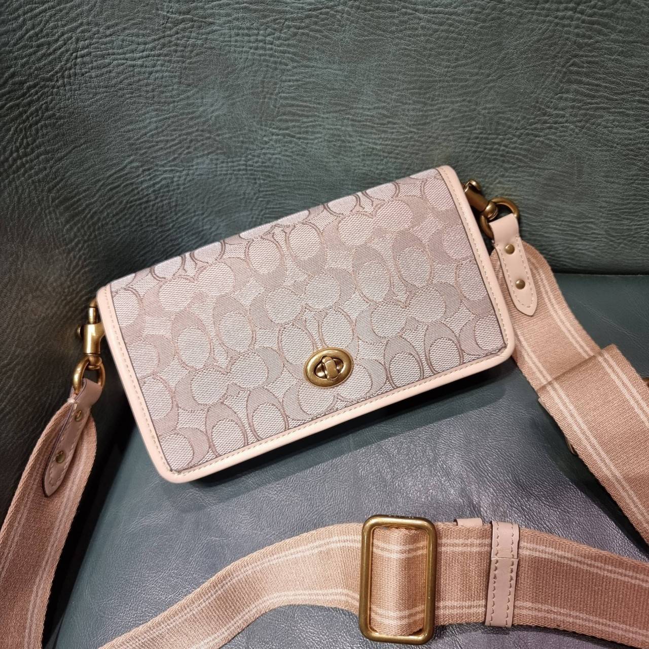 COACH C3824 FOLDOVER CROSSBODY CLUTCH IN SIGNATURE JACQUARD คลัทช์เก๋ๆที่สาวๆตามหา 2IN1 ไปอีกหนึ่ง!! กระเป๋าสะพายทรงคลัชท์ ใช้งานได้ถึง 2 แบบ จะพกเดี่ยวๆแทนกระเป๋าสตางค์ หรือคล้องสายสะพายข้าง สะพายชิคๆคูลๆ ก็ได้อีก มันดีงามมากทุกสี เพราะความละมุนของผ้า ja