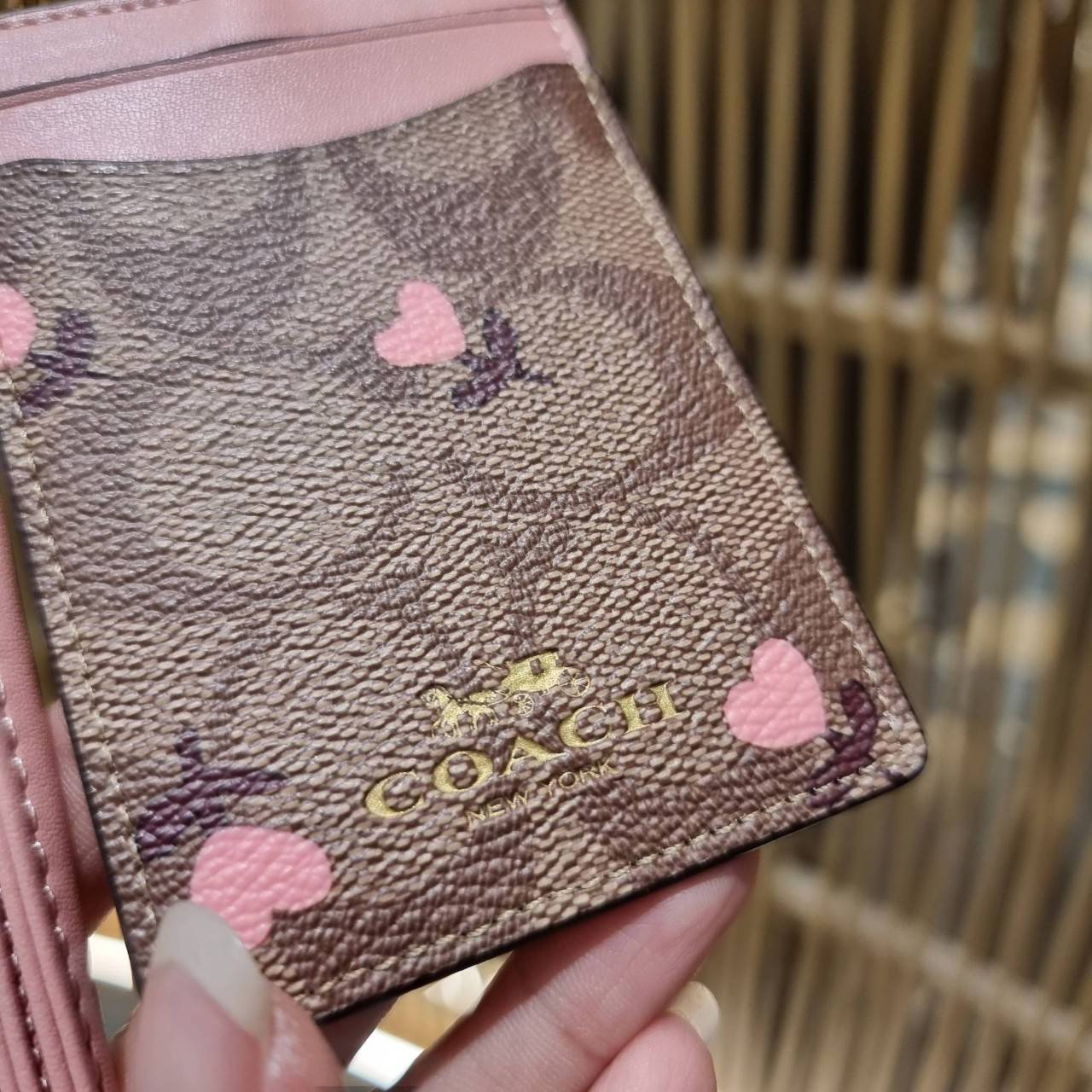 COACH C3305 ID LANYARD IN COLORBLOCK SIGNATURE CANVAS ง่ายๆแบบไม่ธรรมดา!! คลาสสิคแต่มีดีเทลโดดเด่น!! กระเป๋าถนอมบัตร พร้อมสายคล้องคอ ดีไซน์ลวดลายสวย ดูดีทุกแบบ ใช้งานง่าย พกพาสะดวก จะใส่บัตรพนักงาน บัตรเครดิต บัตรปชช. ใบขับขี่ และบัตรอื่นๆที่อยากจะใส่!! ต