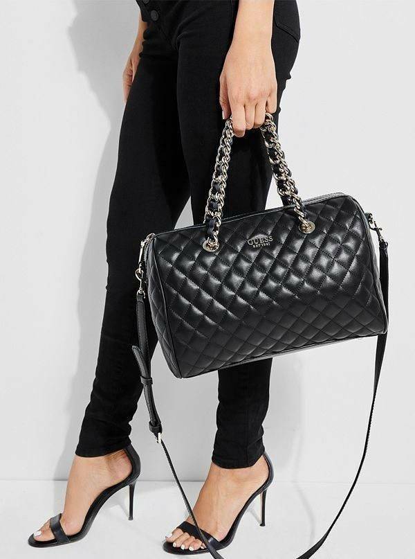 GUESS WOMEN’S BOWLING BAG กระเป๋าสะพายทรง Bowling รุ่นใหม่ล่าสุดจาก GUESS FACTORY หนังนิ่มลายตารางสวยอยู่ทรงใบใหญ่กำลังดี ด้านหน้าประดับโลโก้หูหิ้วโซ่ร้อยหนังสะพายไหล่ได้เเข็งแรงรับน้ำหนักได้เยอะ เปิดปิดด้วยซิปสะดวกใช้ มีหมุดรองฐานกันรอย ภายในมีช่องซิปและ