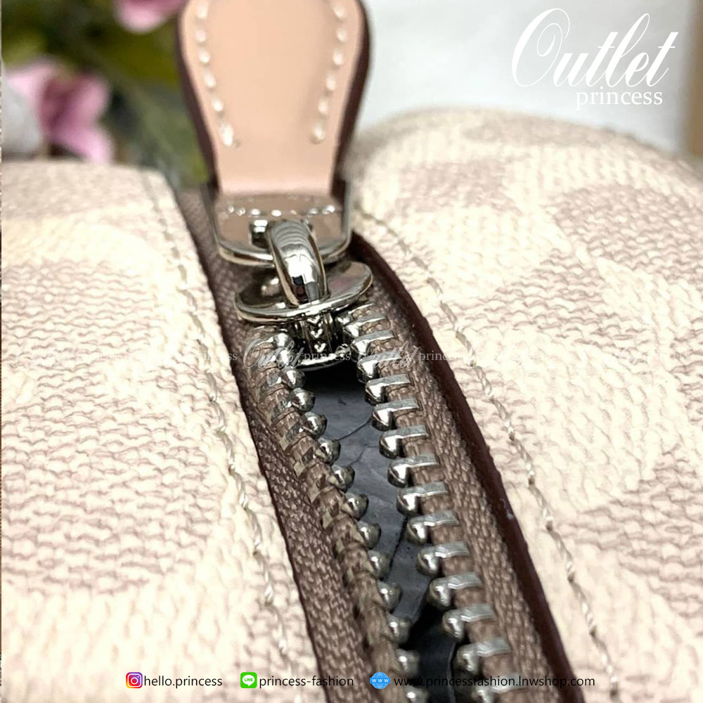 COACH LARGE SIGNATURE CAMPUS BACKPACK (32754) กระเป๋าสะพายหลังแบบมีหูหิ้ว หนังแท้อย่างดี หนังสมูทมากๆค่ะ พร้อมสีสุดคลาสสิค! ด้านหน้ามีช่องซิปขนาดกลางให้หนึ่งช่อง เปิดปิดช่องหลักแบบซิปคู่ ภายในกว้างมากๆค่ะ ใส่ได้เยอะทีเดียว มีช่องซิปและช่องเล็กใส่ของจุกจิก