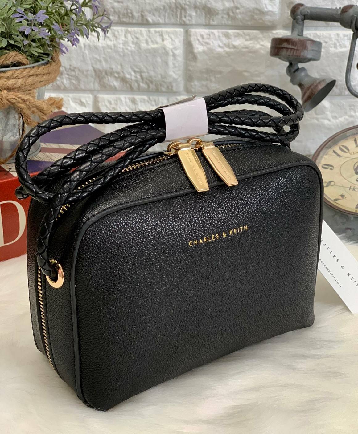 CHARLES & KEITH METAL PUSH LOCK CROSSBODY BAG รุ่นฮิตขายดีมีมาพร้อมส่งแล้วจ้า กับกระเ๋าสะพายไซส์น่ารัก วางอยู่ทรง เปิดปิดด้วย ตัวล็อกด้านหน้า ด้านในแบ่งเป็น 2 ช่องมีช่องซิปตรงกลาง จุของได้เยอะพอควรเลยค่ะ ใส่ iPhone plus ได้สบายๆ และของจุกจิกที่จำเป็น รุ่น