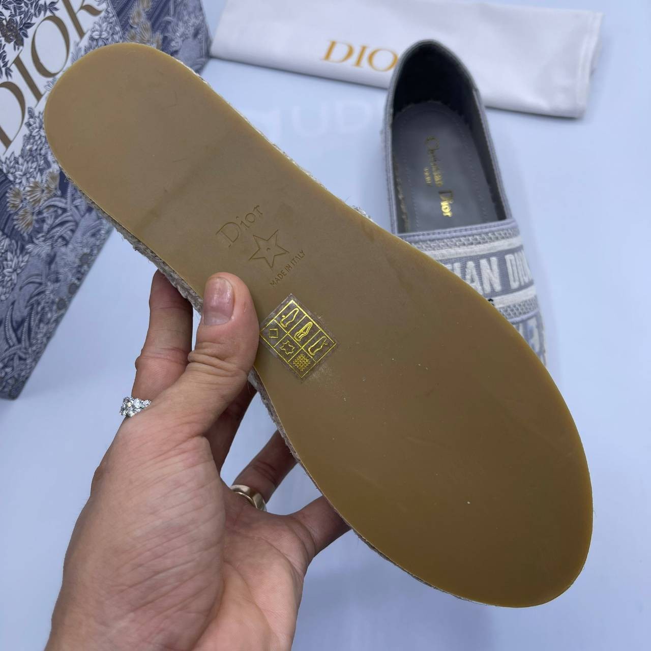 DIOR GRANVILLE ESPADRILLE Oblique Embroidered Cotton รองเท้าที่เป็นเอกลักษณ์ ที่สุดแห่งความหรูหราที่ใช้งานได้ทุกวัน ตัดเย็บจากผ้าฝ้ายปักลาย ประดับด้วยรายละเอียดสวยงาม งานเกรดออริจินอล 1:1 เหมือนที่สุด ภาพสินค้าถ่ายจากงานขายจริง ไม่โป๊ะแตกแน่นอนค่า