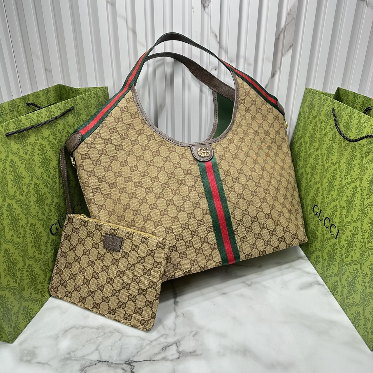 ORI หนังแท้ | Gucci Giglio Large tote bag / Monogram / Denim กระเป๋าทรงสะพายทรงโท้ทใบใหญ่ ดีไซน์ใหม่ล่าสุด สวยหรู่เท่มาก มาพร้อมใบเล็กเข้าเซ็ท พร้อมสายสะพายยาวเขียวแดงเป็นเอกลักษณ์ ภายในโล่งกว้าง จุของได้เยอะจุใจ