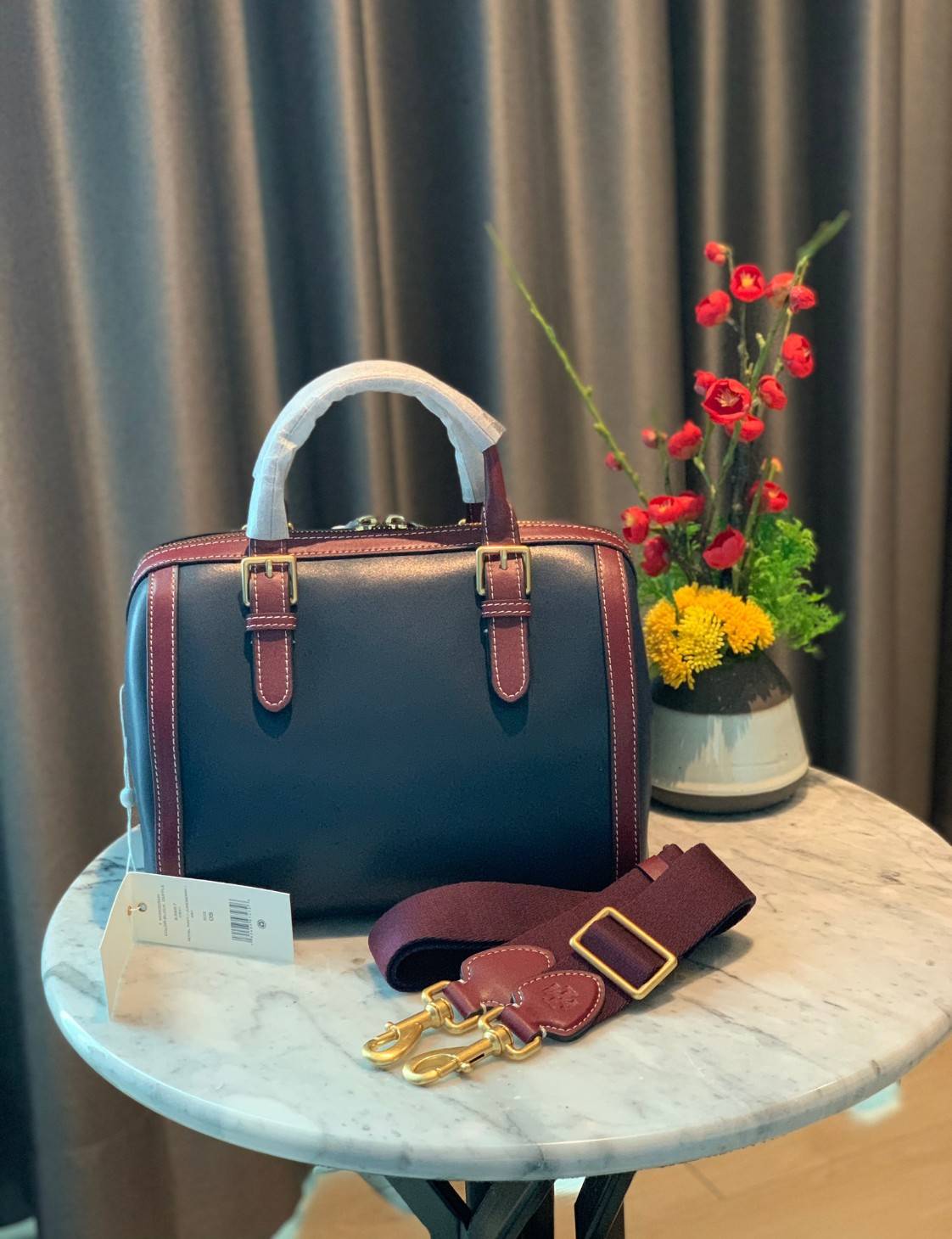 TORY BURCH T Monogram Color-block Barrel Duffle พร้อมส่งที่ไทย สวยก่อนใคร ใบใหญ่ ใส่จุไปเลยจ้าา😘 ✔️กระเป๋าทรงหมอน วัสดุหนังแท้ชั้นดีที่สุด หนังเรียบนิ่มสวย ✔️เปิดปิดกระเป๋าด้วยซิปคู่แบบมีหนังห้อย ภายในกว้างมากสำหรับไซด์นี้ หายห่วงไปเ