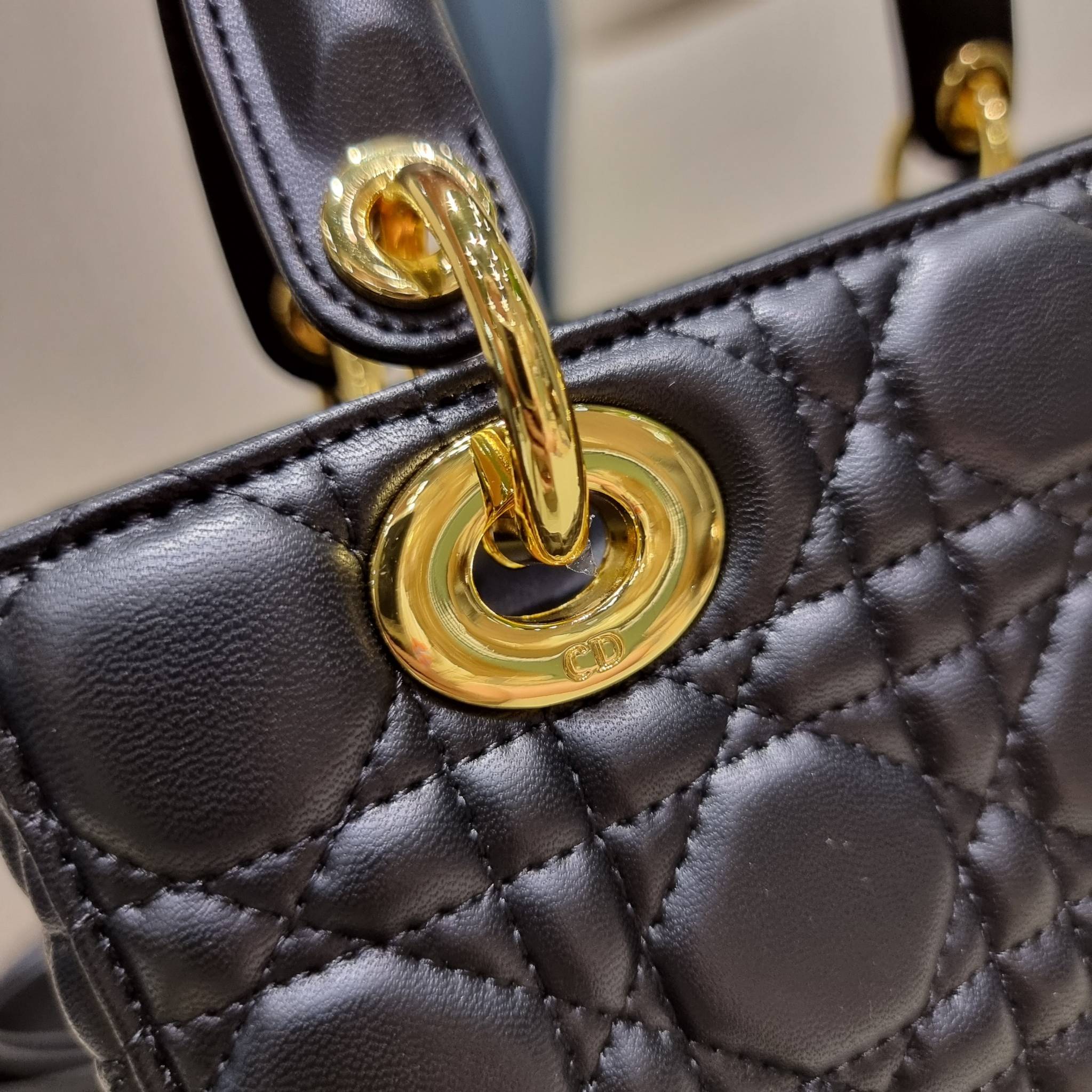 DIOR CD LADY BAG กระเป๋าสะพายข้างพรีเมี่ยมกิ๊ฟสุดฮอต ดีไซน์เรียบง่าย แต่แฝงไปด้วยความหรูหรา ทรงกล่องคลาสสิค โดดเด่นด้วยพวงกุญแจอะไหล่สีทอง วัสดุหนังแท้ มีหูจับในตัวและสายครอสบอดี้สุดเลิศ ที่มาพร้อมอะไหล่ฟอนท์สีทองเรียงร้อยในสายหนัง แต่งเติมดีเทลอัพราคาไปอ